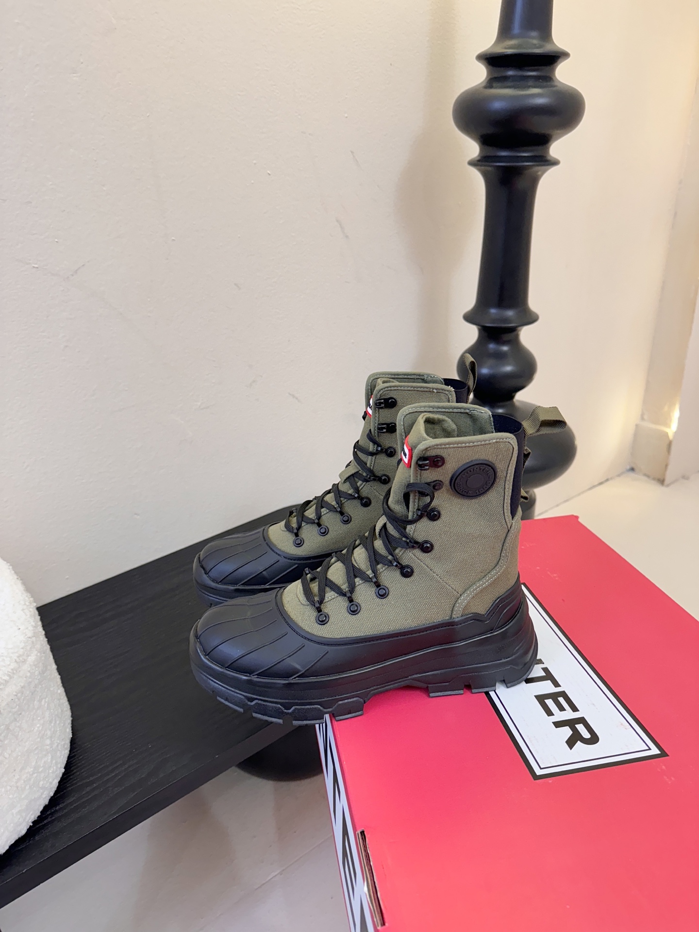 Hunte* 贝壳头户外防滑雨靴鞋头与鞋底采用橡胶材质，鞋面部分经过防水处理，能有效抵御雨雪，适合潮湿、