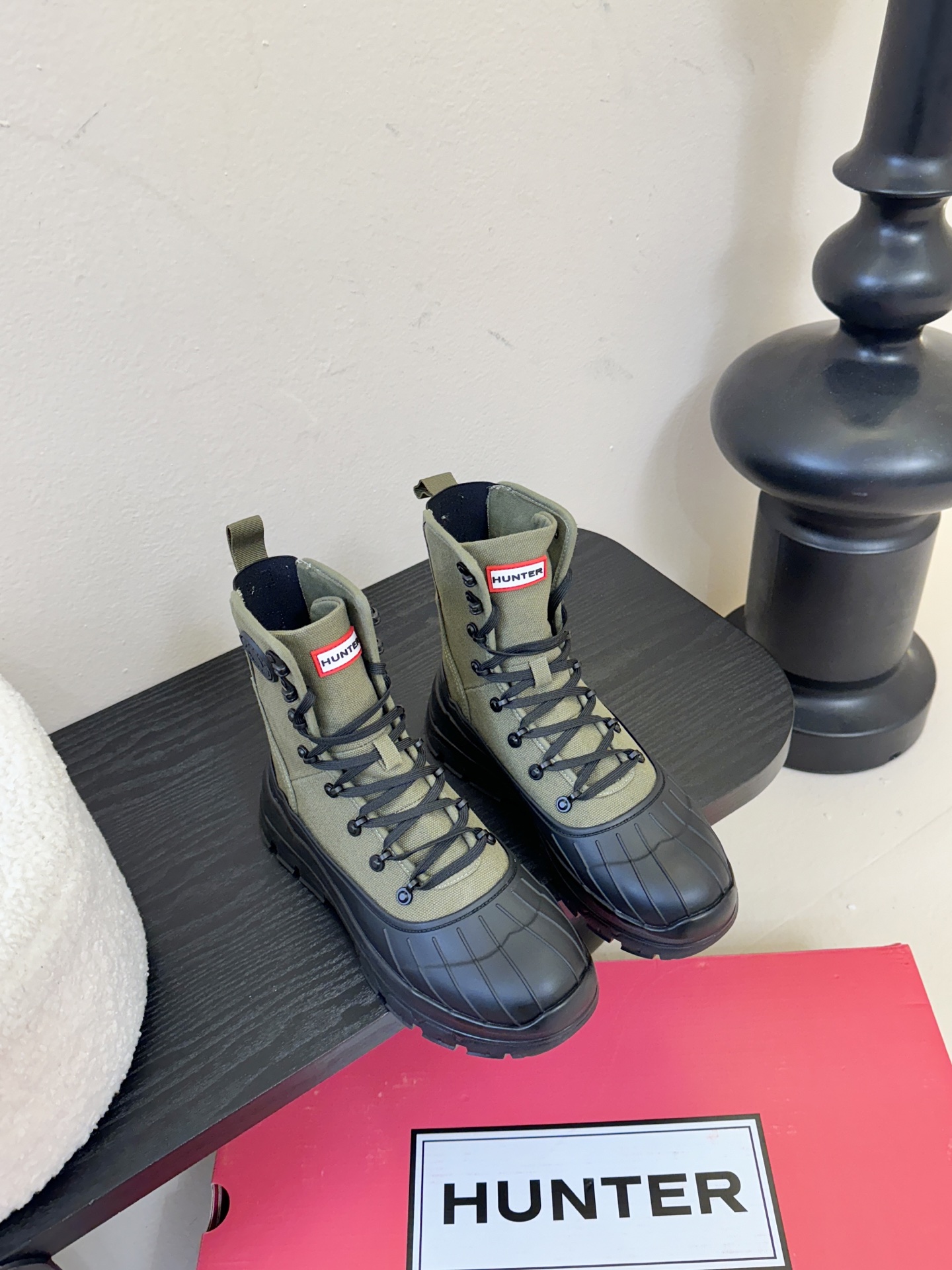 Hunte* 贝壳头户外防滑雨靴鞋头与鞋底采用橡胶材质，鞋面部分经过防水处理，能有效抵御雨雪，适合潮湿、