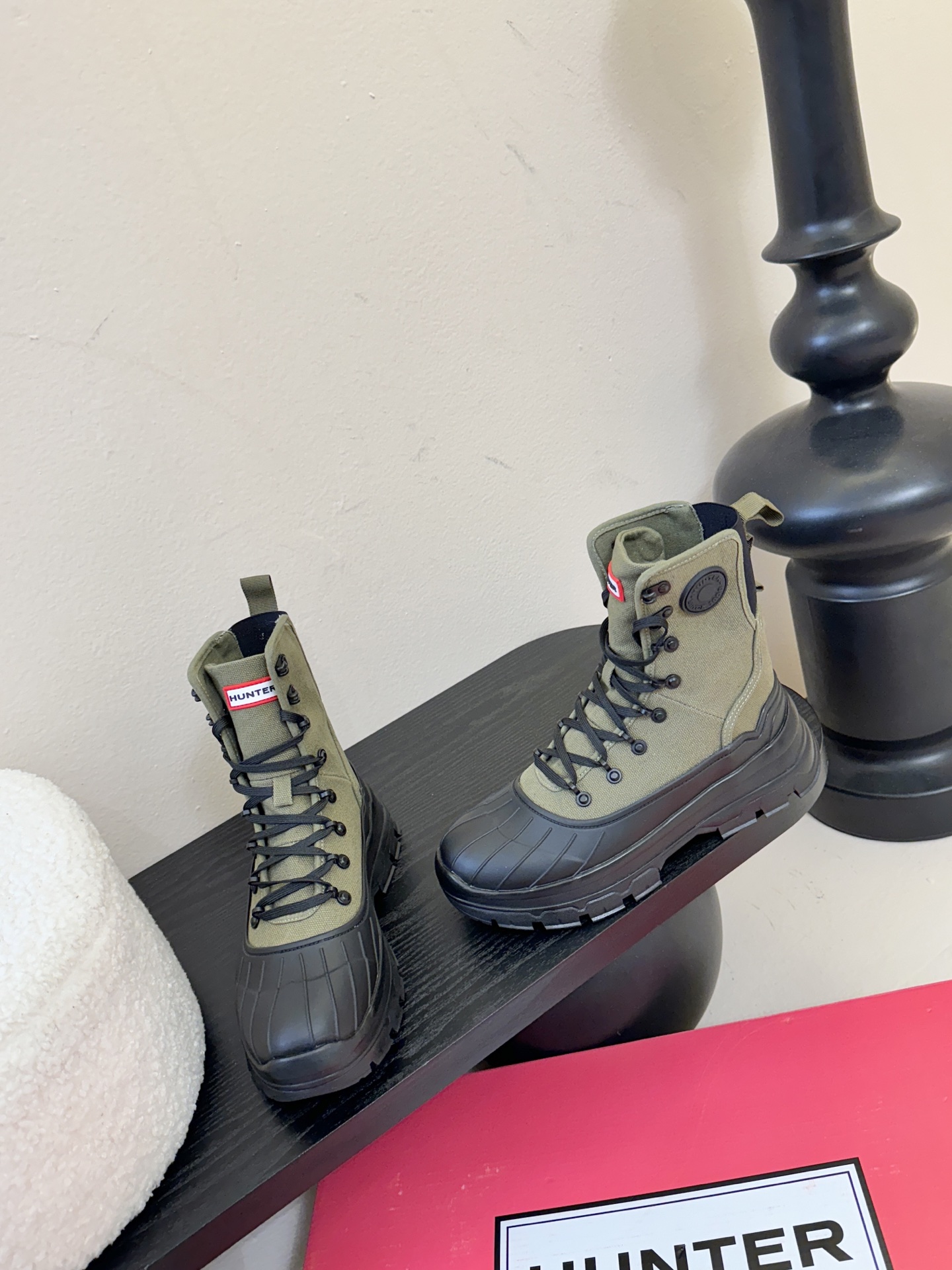 Hunte* 贝壳头户外防滑雨靴鞋头与鞋底采用橡胶材质，鞋面部分经过防水处理，能有效抵御雨雪，适合潮湿、