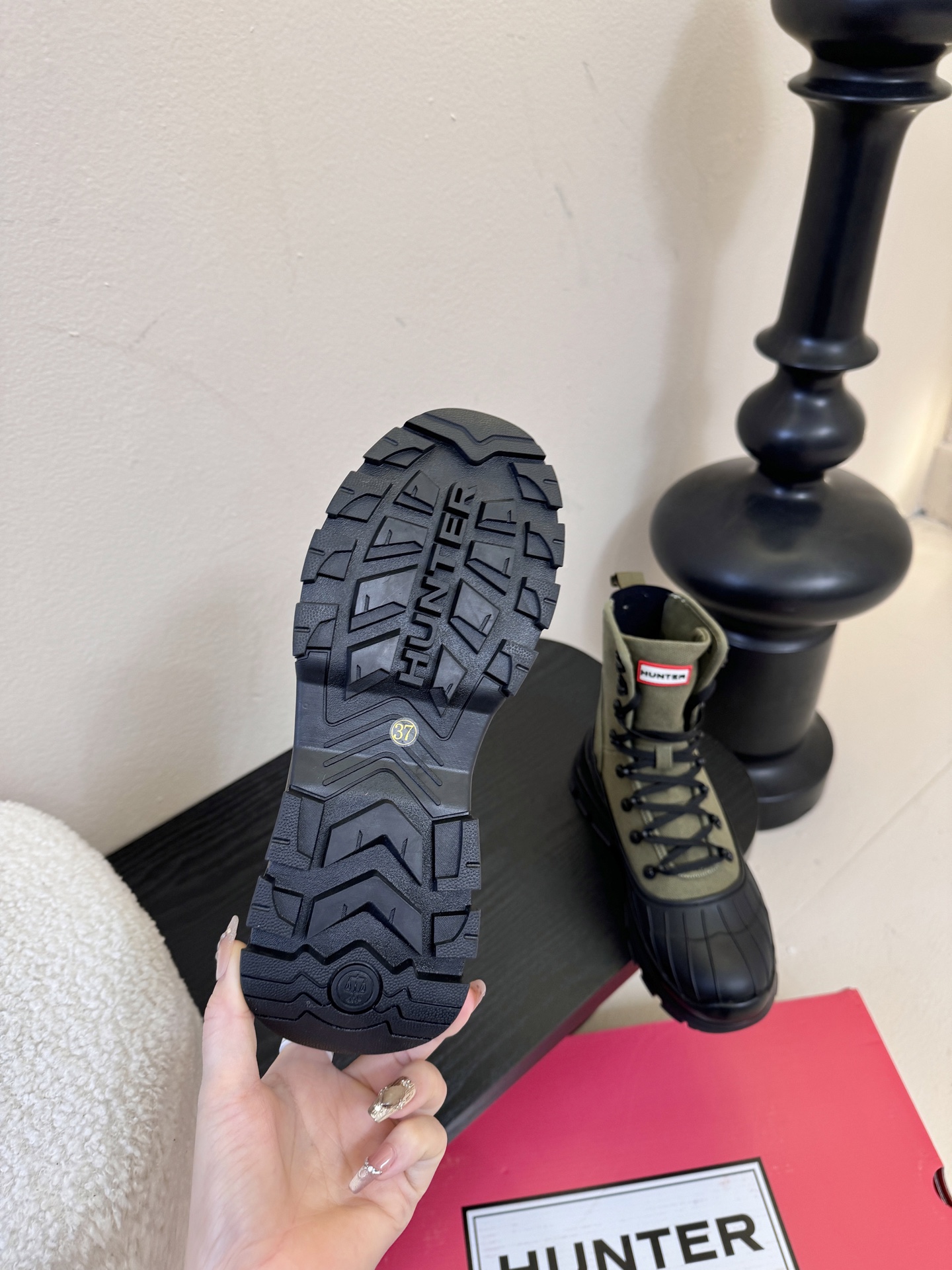 Hunte* 贝壳头户外防滑雨靴鞋头与鞋底采用橡胶材质，鞋面部分经过防水处理，能有效抵御雨雪，适合潮湿、