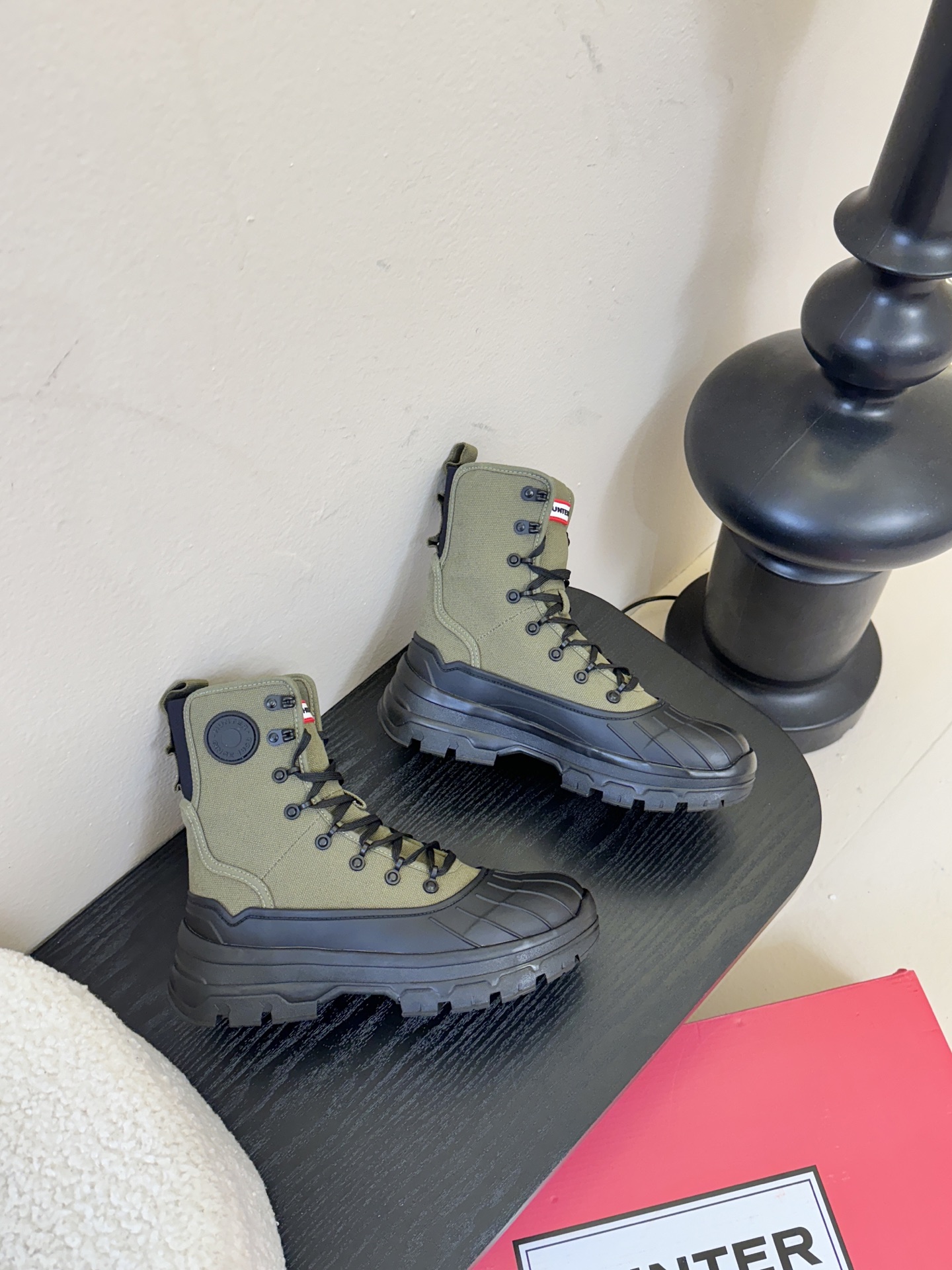 Hunte* 贝壳头户外防滑雨靴鞋头与鞋底采用橡胶材质，鞋面部分经过防水处理，能有效抵御雨雪，适合潮湿、