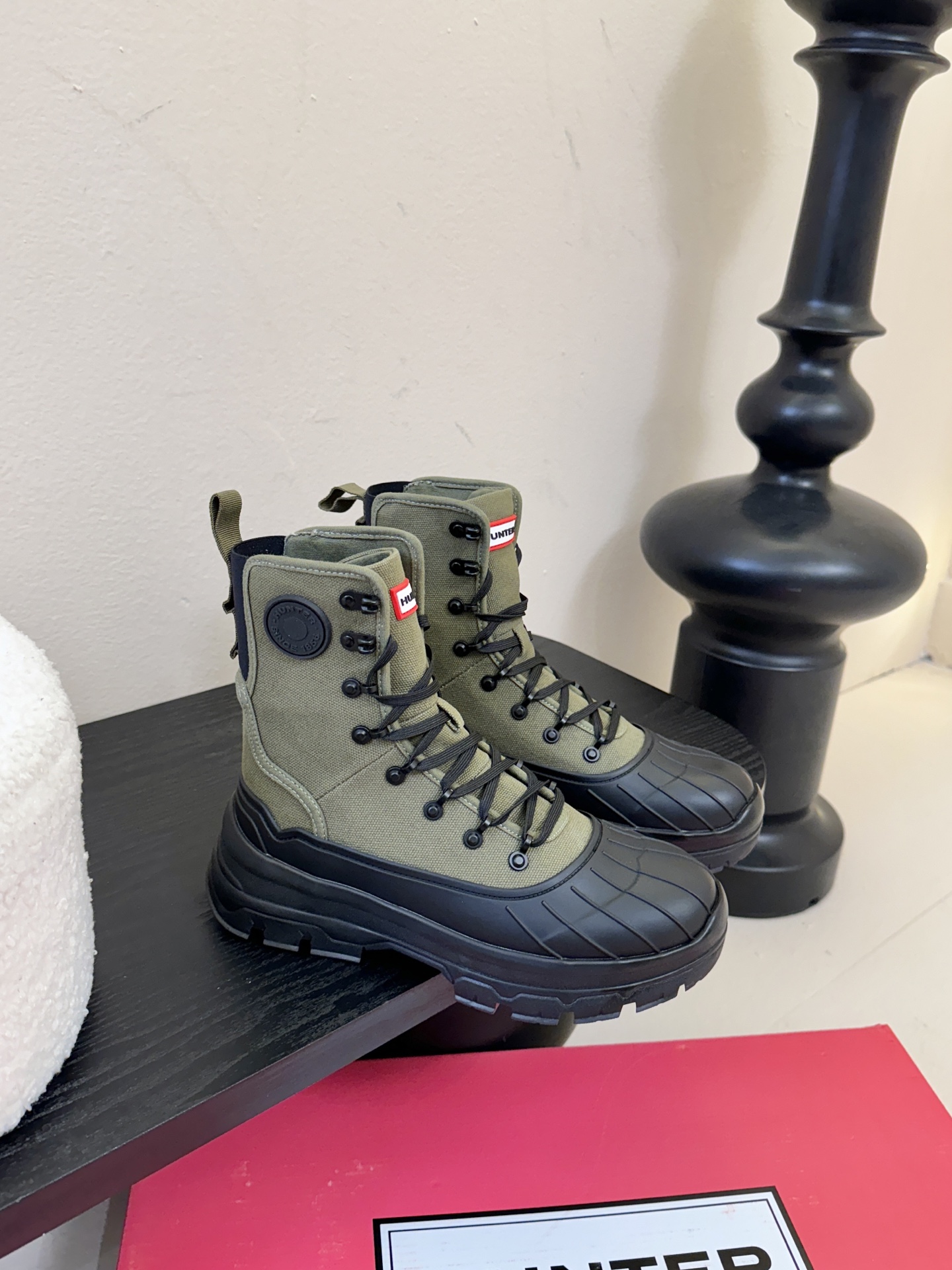 Hunte* 贝壳头户外防滑雨靴鞋头与鞋底采用橡胶材质，鞋面部分经过防水处理，能有效抵御雨雪，适合潮湿、