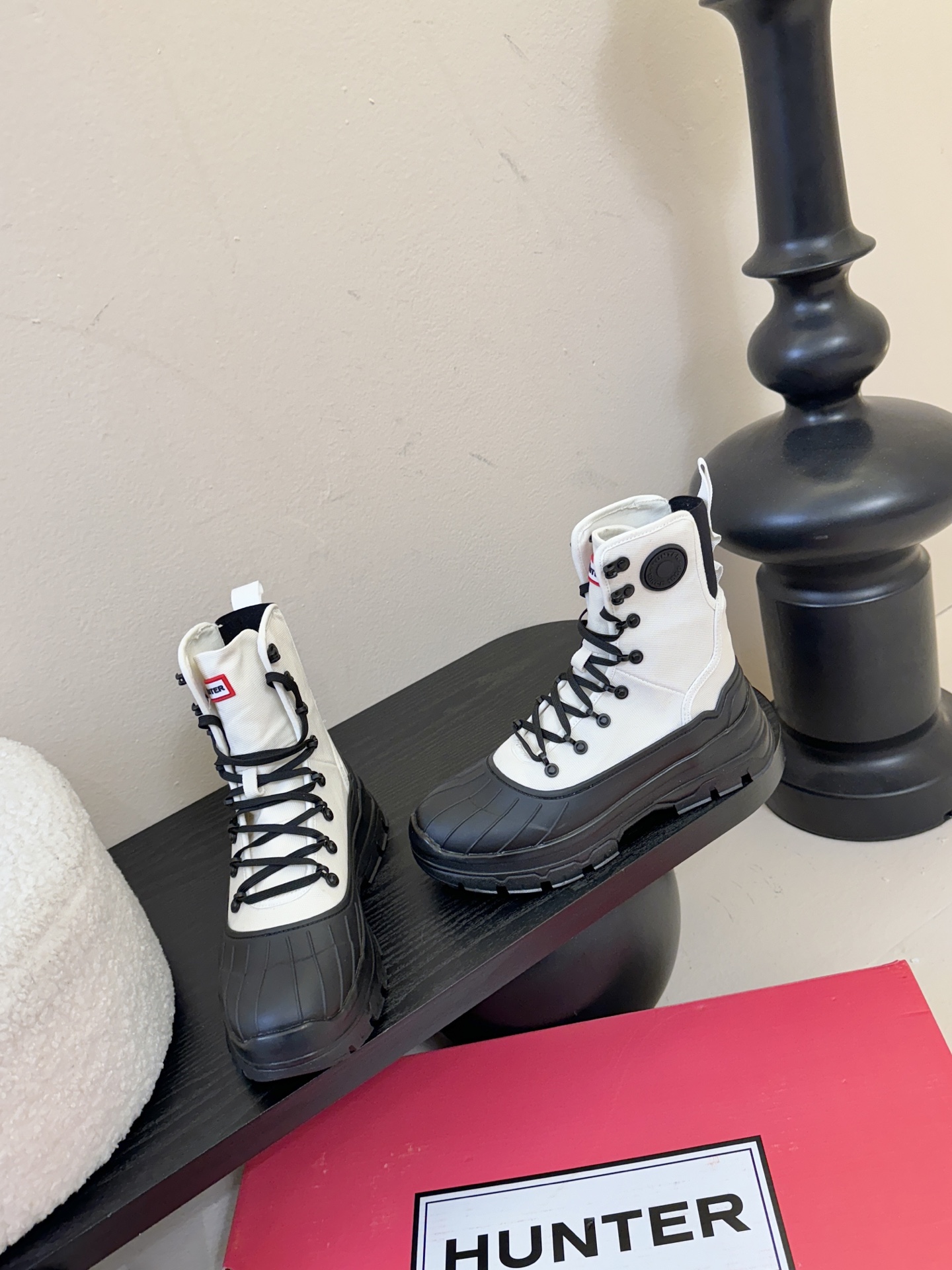 Hunte* 贝壳头户外防滑雨靴鞋头与鞋底采用橡胶材质，鞋面部分经过防水处理，能有效抵御雨雪，适合潮湿、