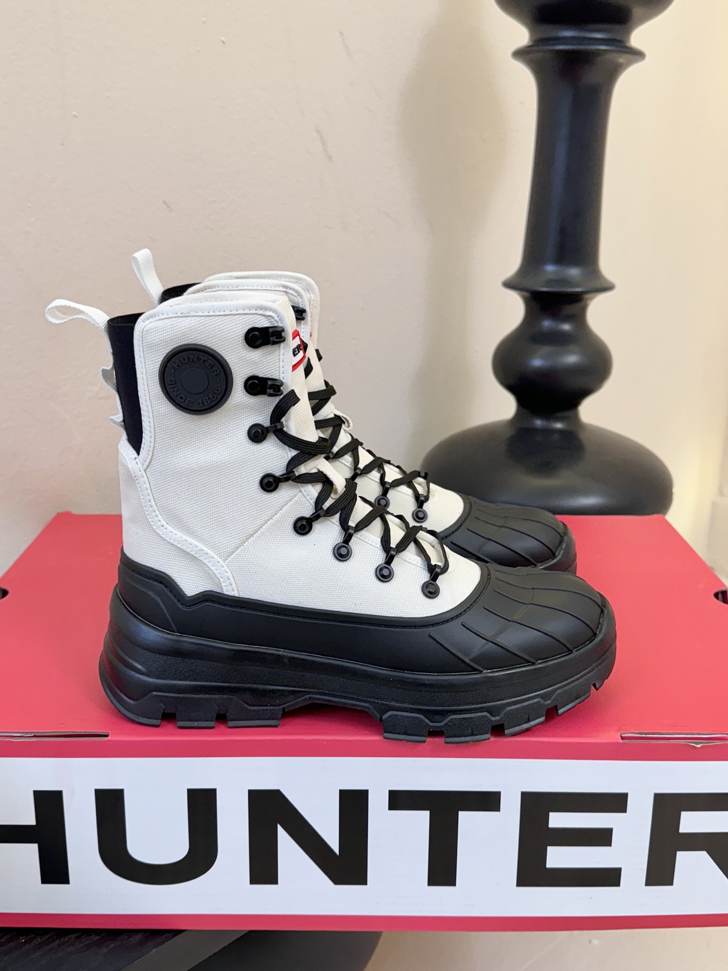 Hunte* 贝壳头户外防滑雨靴鞋头与鞋底采用橡胶材质，鞋面部分经过防水处理，能有效抵御雨雪，适合潮湿、