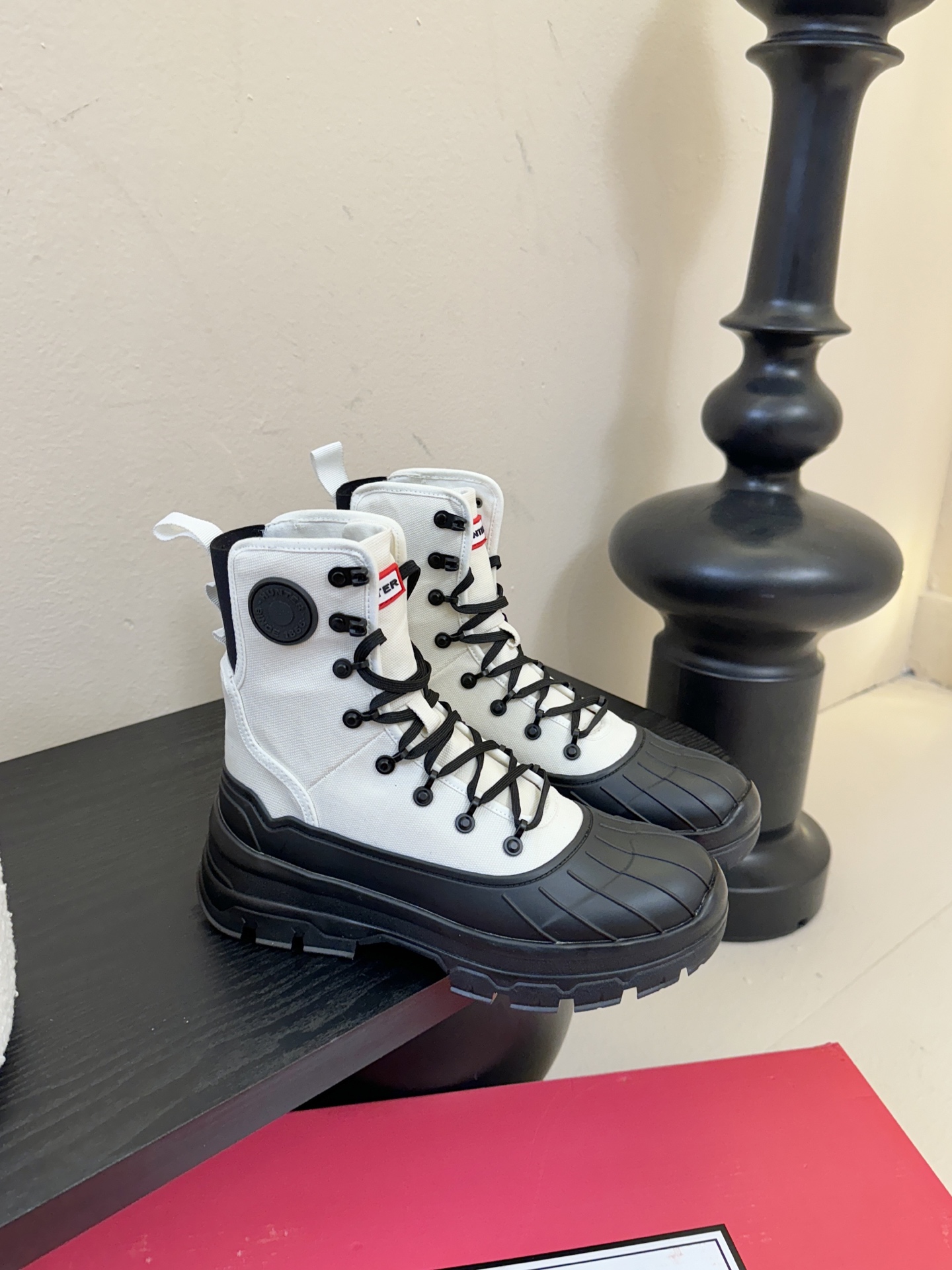 Hunte* 贝壳头户外防滑雨靴鞋头与鞋底采用橡胶材质，鞋面部分经过防水处理，能有效抵御雨雪，适合潮湿、