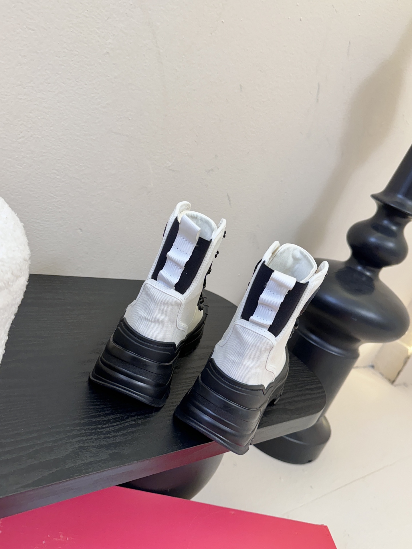 Hunte* 贝壳头户外防滑雨靴鞋头与鞋底采用橡胶材质，鞋面部分经过防水处理，能有效抵御雨雪，适合潮湿、