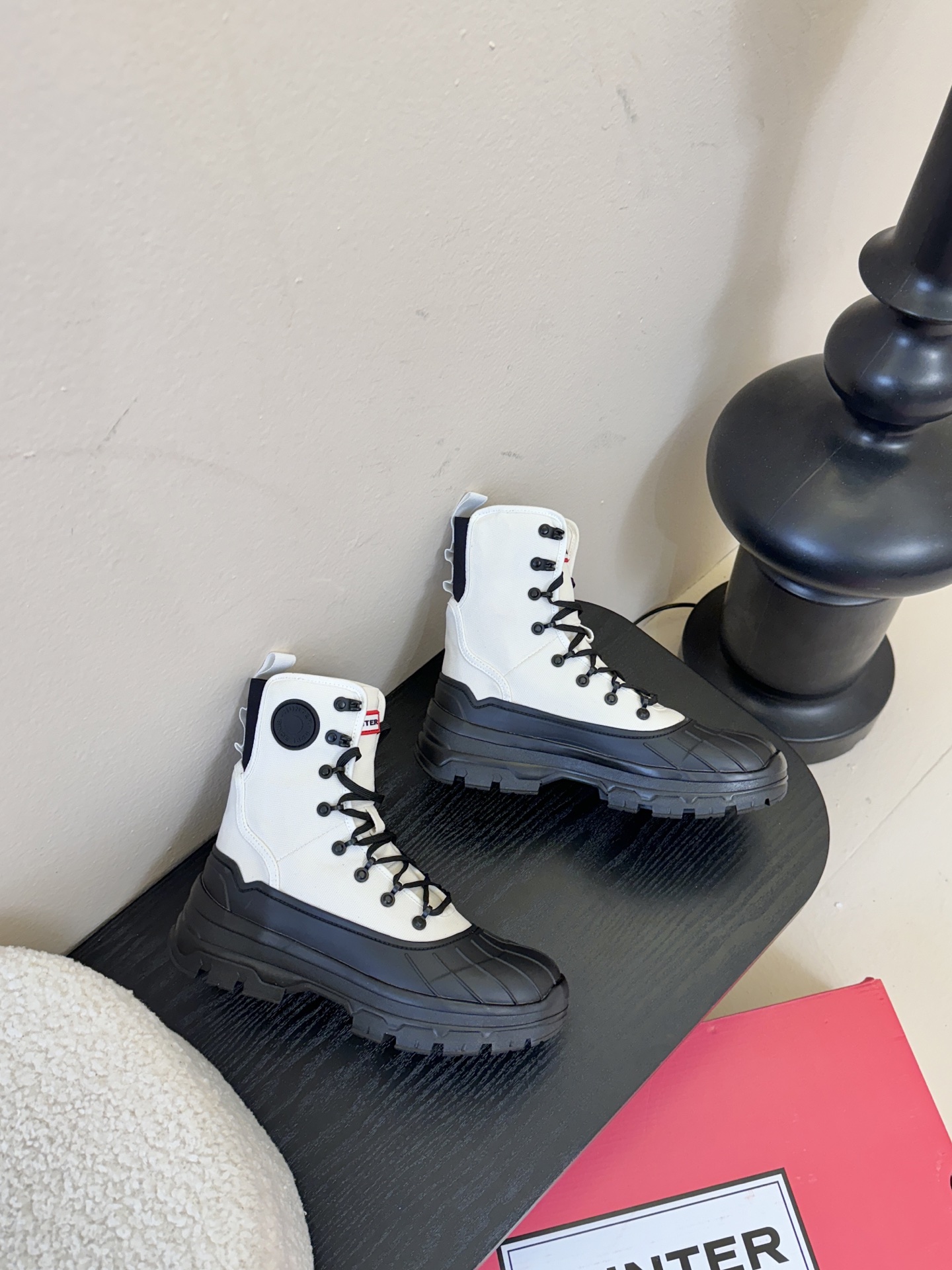 Hunte* 贝壳头户外防滑雨靴鞋头与鞋底采用橡胶材质，鞋面部分经过防水处理，能有效抵御雨雪，适合潮湿、