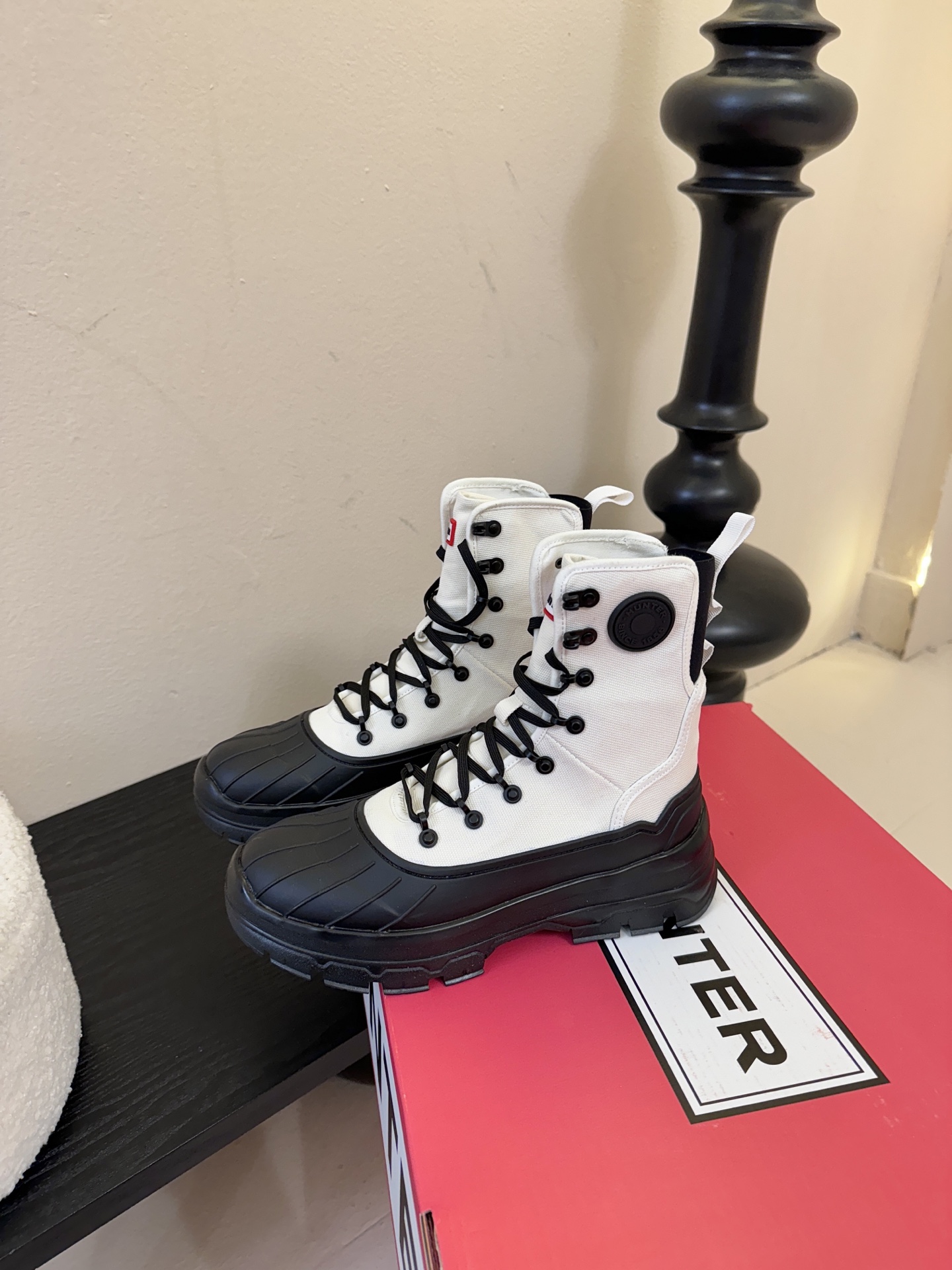 Hunte* 贝壳头户外防滑雨靴鞋头与鞋底采用橡胶材质，鞋面部分经过防水处理，能有效抵御雨雪，适合潮湿、