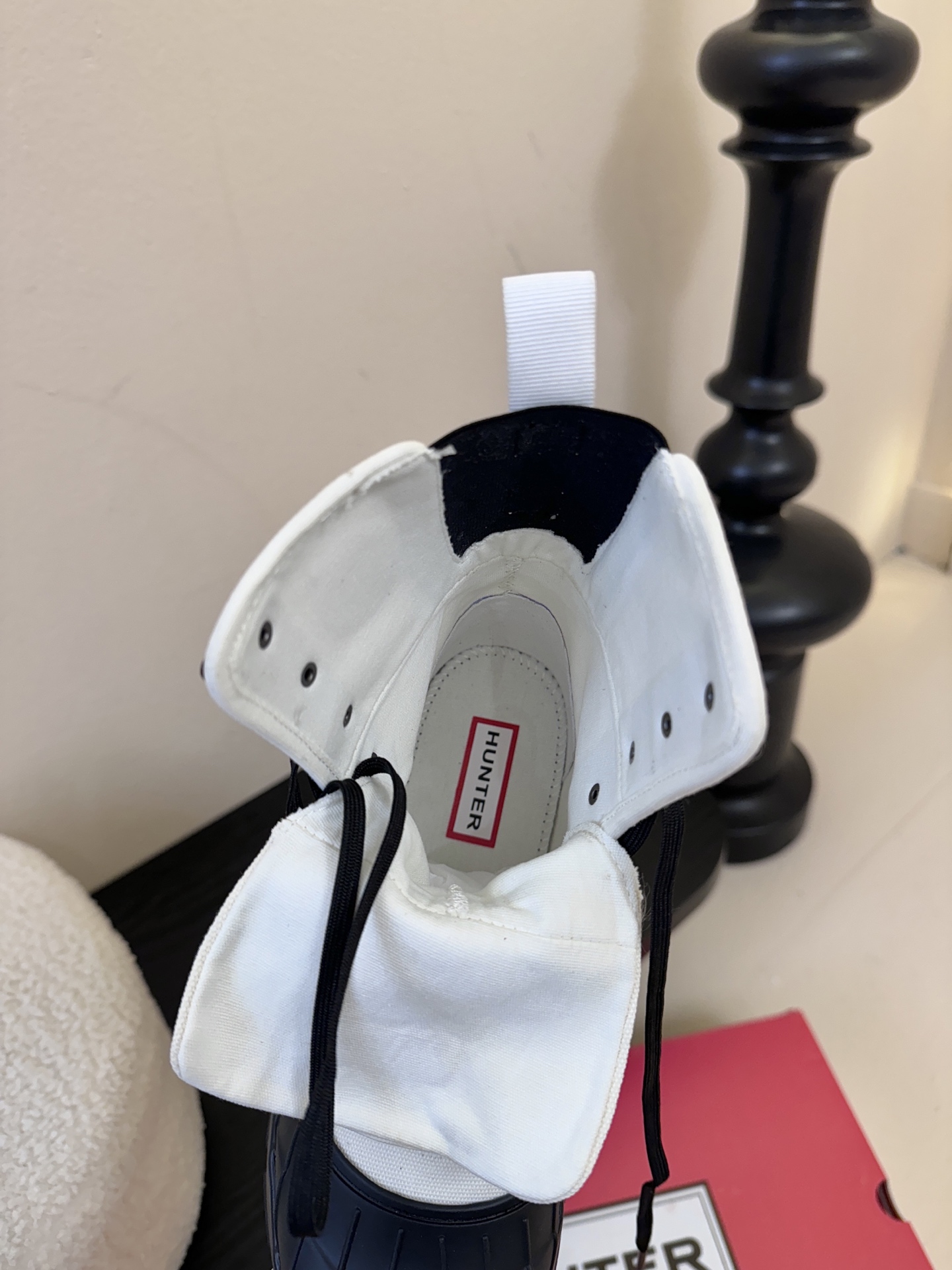 Hunte* 贝壳头户外防滑雨靴鞋头与鞋底采用橡胶材质，鞋面部分经过防水处理，能有效抵御雨雪，适合潮湿、