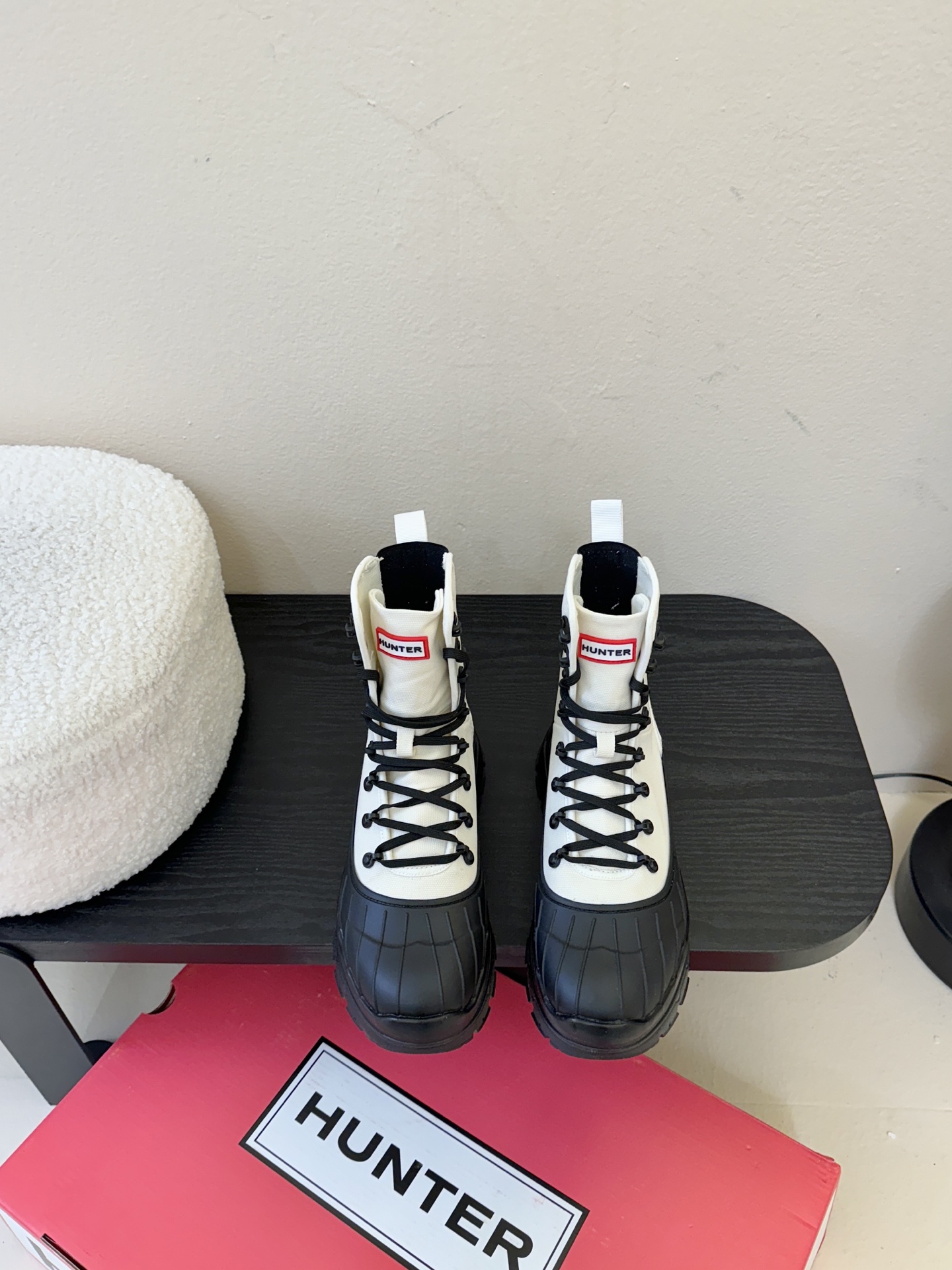 Hunte* 贝壳头户外防滑雨靴鞋头与鞋底采用橡胶材质，鞋面部分经过防水处理，能有效抵御雨雪，适合潮湿、