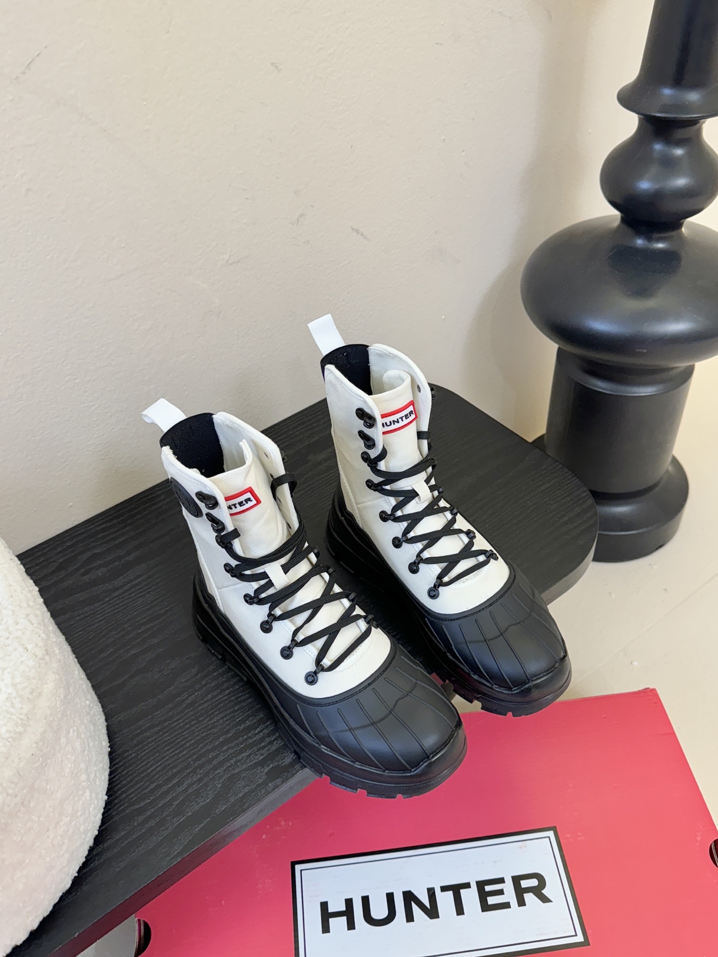 Hunte* 贝壳头户外防滑雨靴鞋头与鞋底采用橡胶材质，鞋面部分经过防水处理，能有效抵御雨雪，适合潮湿、