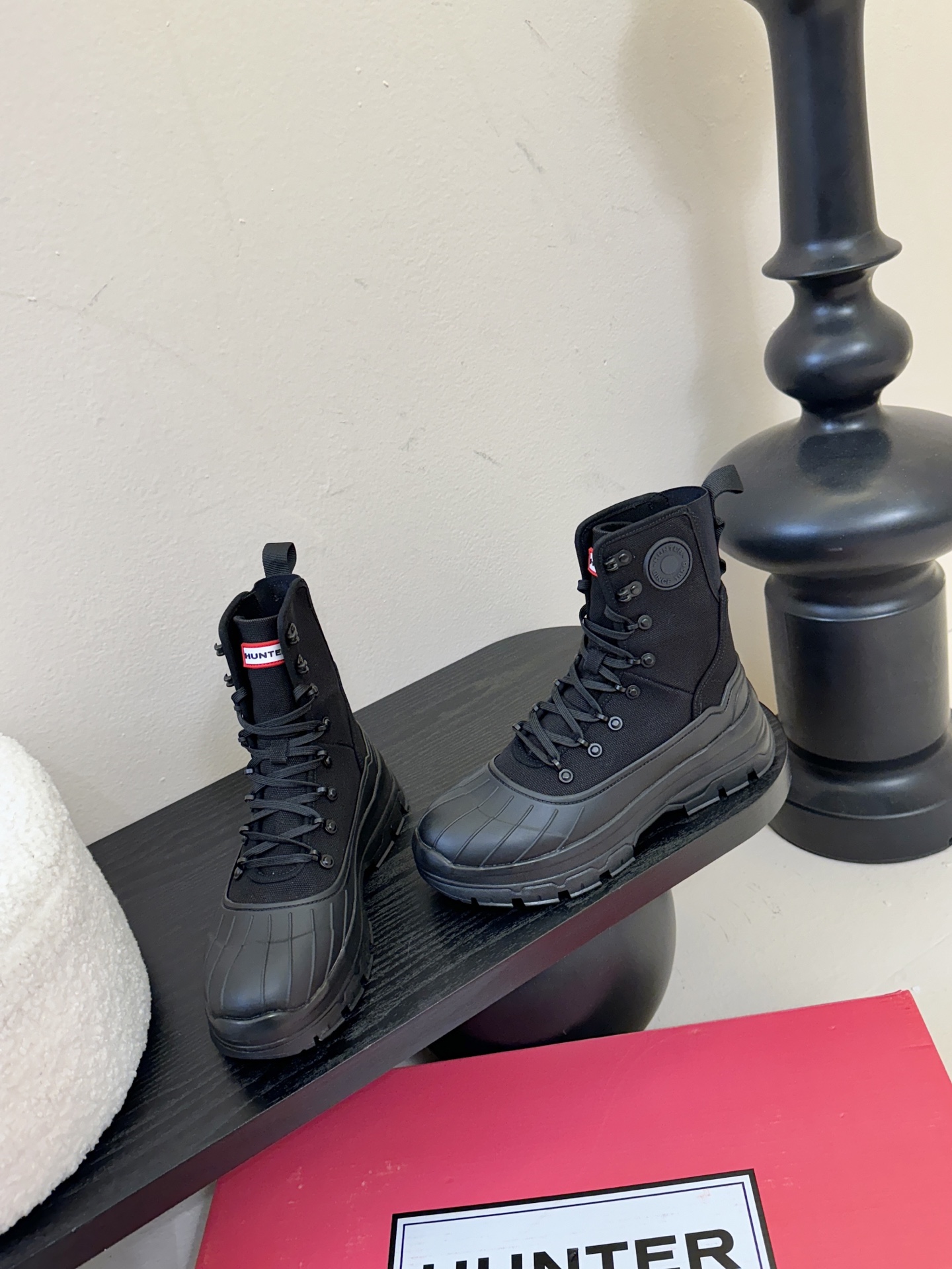 Hunte* 贝壳头户外防滑雨靴鞋头与鞋底采用橡胶材质，鞋面部分经过防水处理，能有效抵御雨雪，适合潮湿、