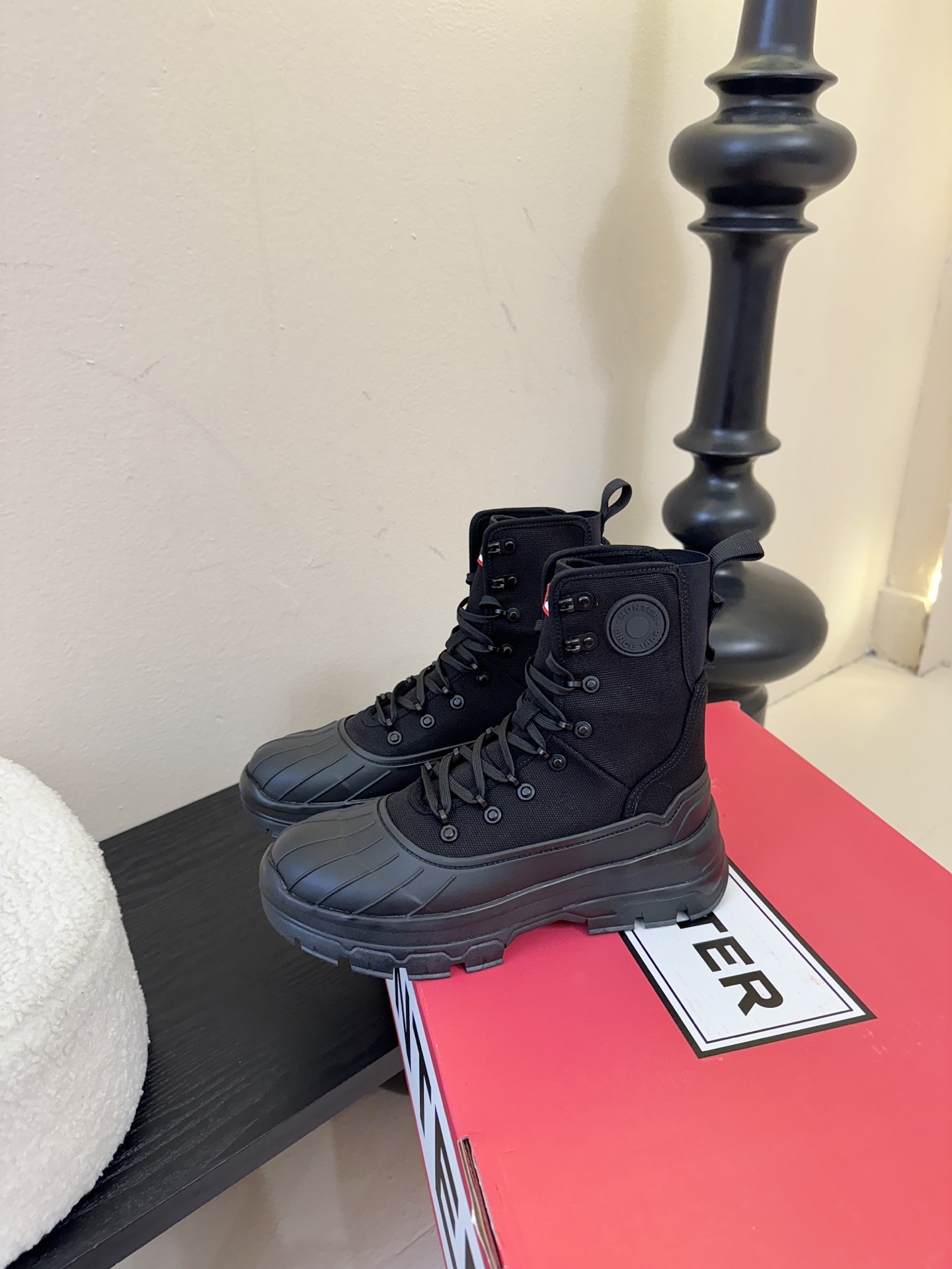 Hunte* 贝壳头户外防滑雨靴鞋头与鞋底采用橡胶材质，鞋面部分经过防水处理，能有效抵御雨雪，适合潮湿、