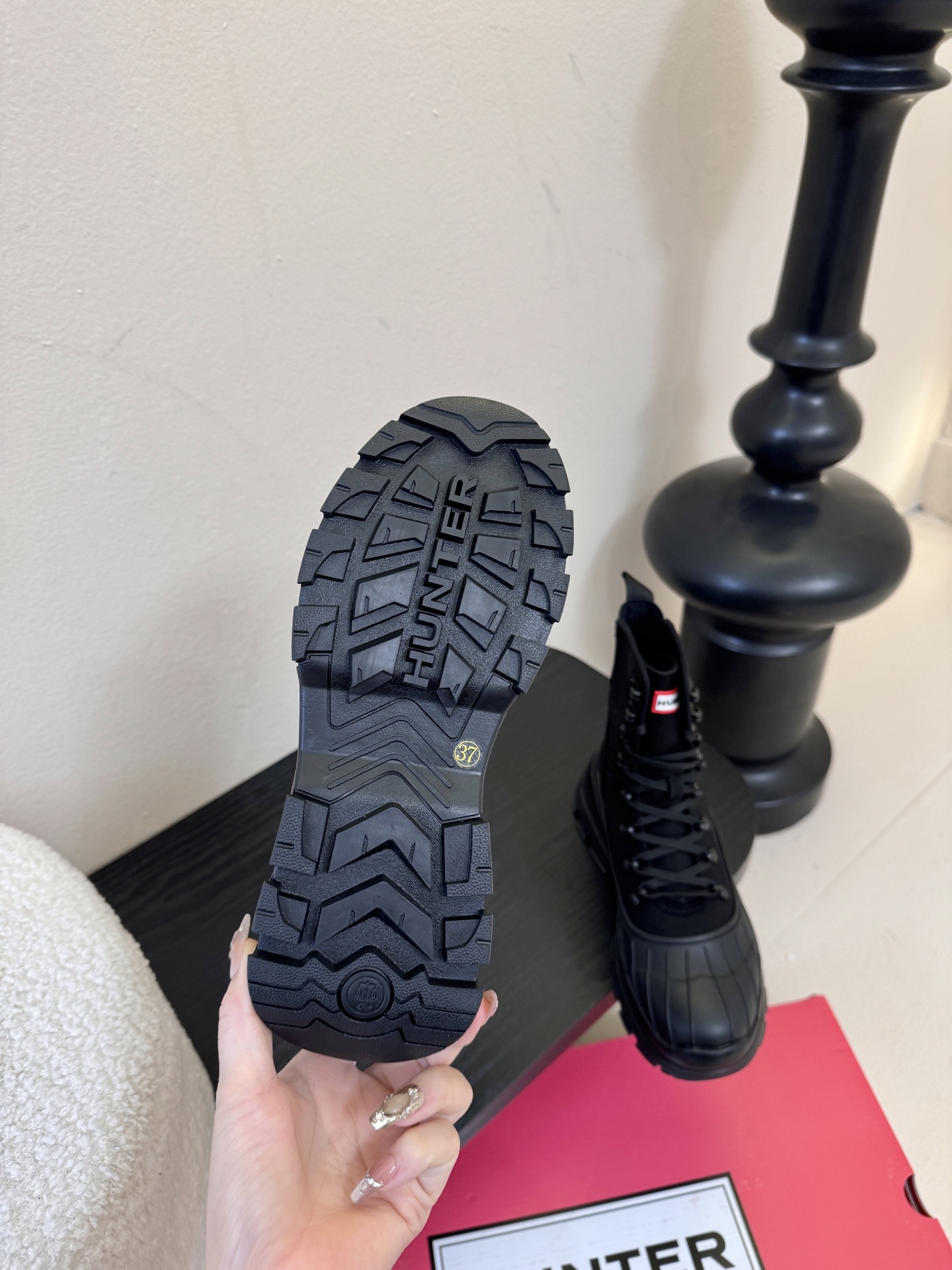 Hunte* 贝壳头户外防滑雨靴鞋头与鞋底采用橡胶材质，鞋面部分经过防水处理，能有效抵御雨雪，适合潮湿、