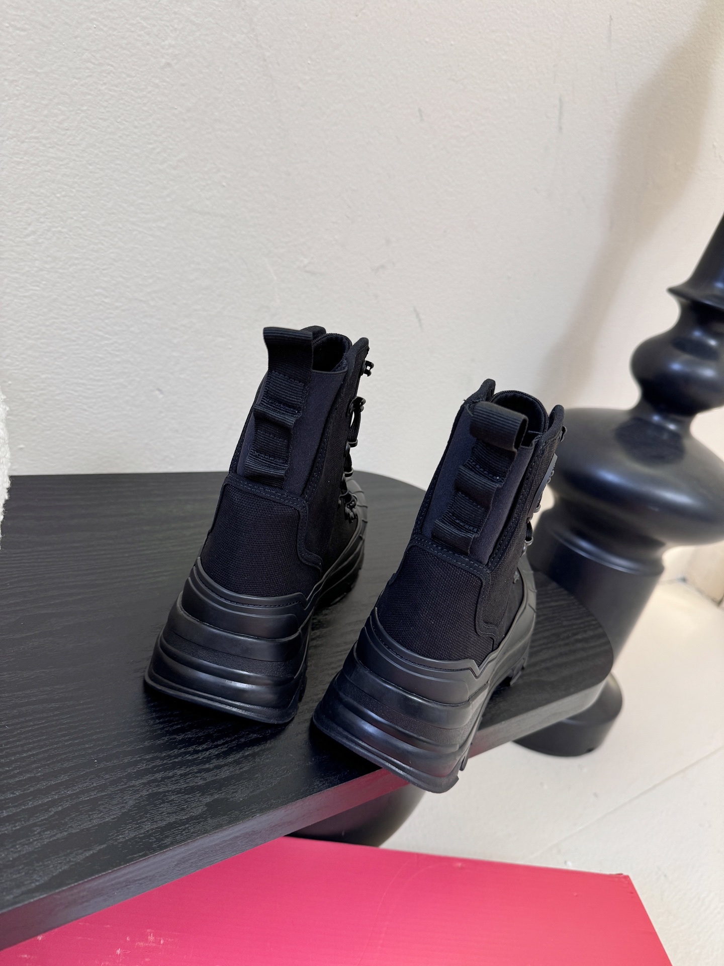 Hunte* 贝壳头户外防滑雨靴鞋头与鞋底采用橡胶材质，鞋面部分经过防水处理，能有效抵御雨雪，适合潮湿、