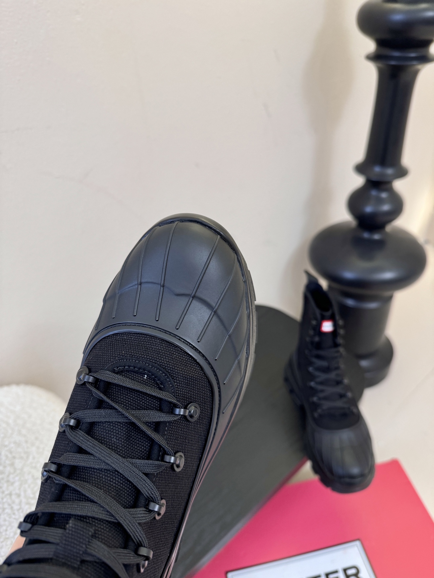 Hunte* 贝壳头户外防滑雨靴鞋头与鞋底采用橡胶材质，鞋面部分经过防水处理，能有效抵御雨雪，适合潮湿、