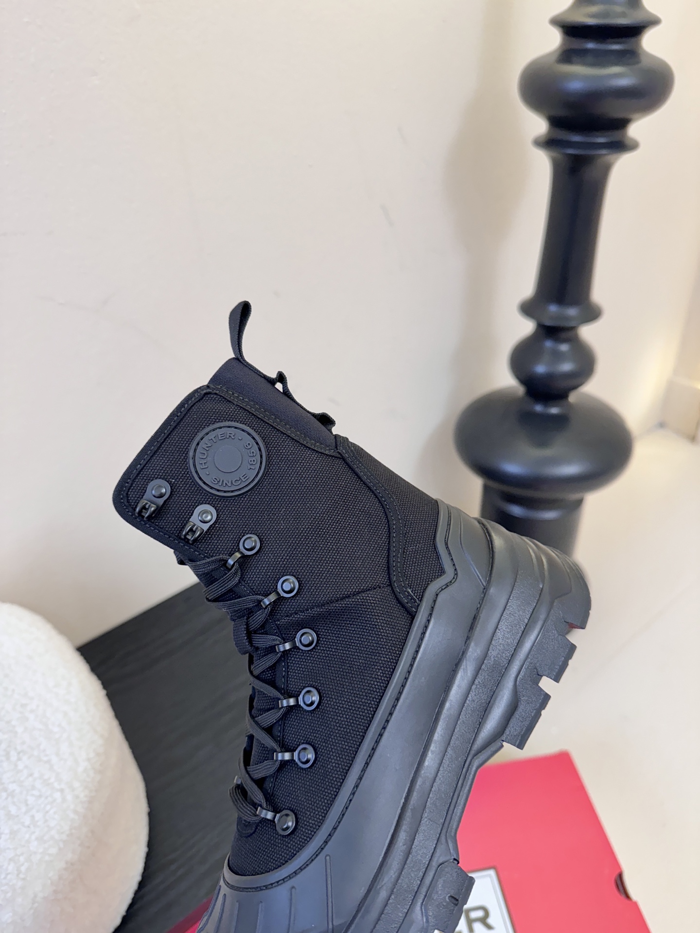 Hunte* 贝壳头户外防滑雨靴鞋头与鞋底采用橡胶材质，鞋面部分经过防水处理，能有效抵御雨雪，适合潮湿、