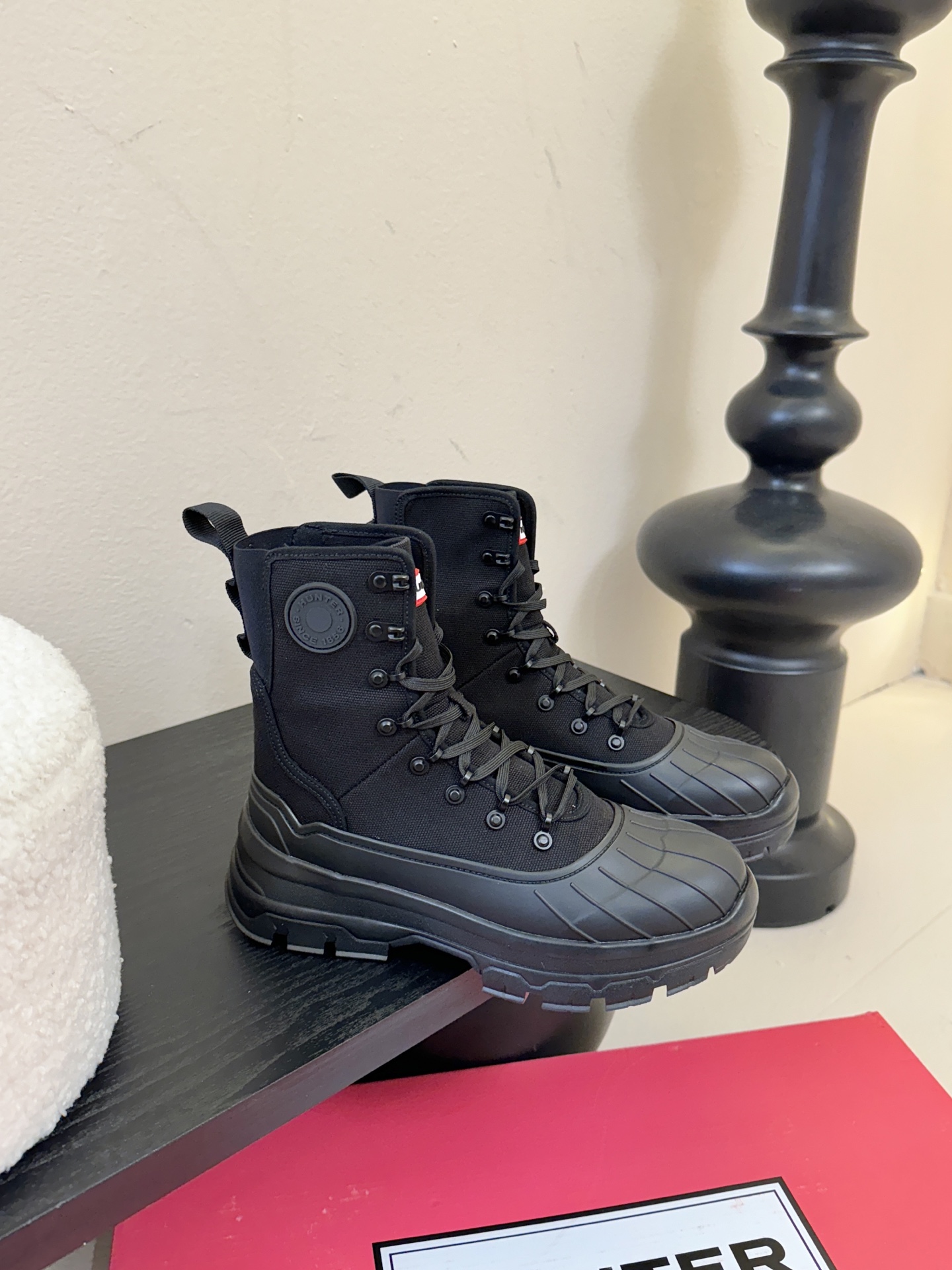 Hunte* 贝壳头户外防滑雨靴鞋头与鞋底采用橡胶材质，鞋面部分经过防水处理，能有效抵御雨雪，适合潮湿、