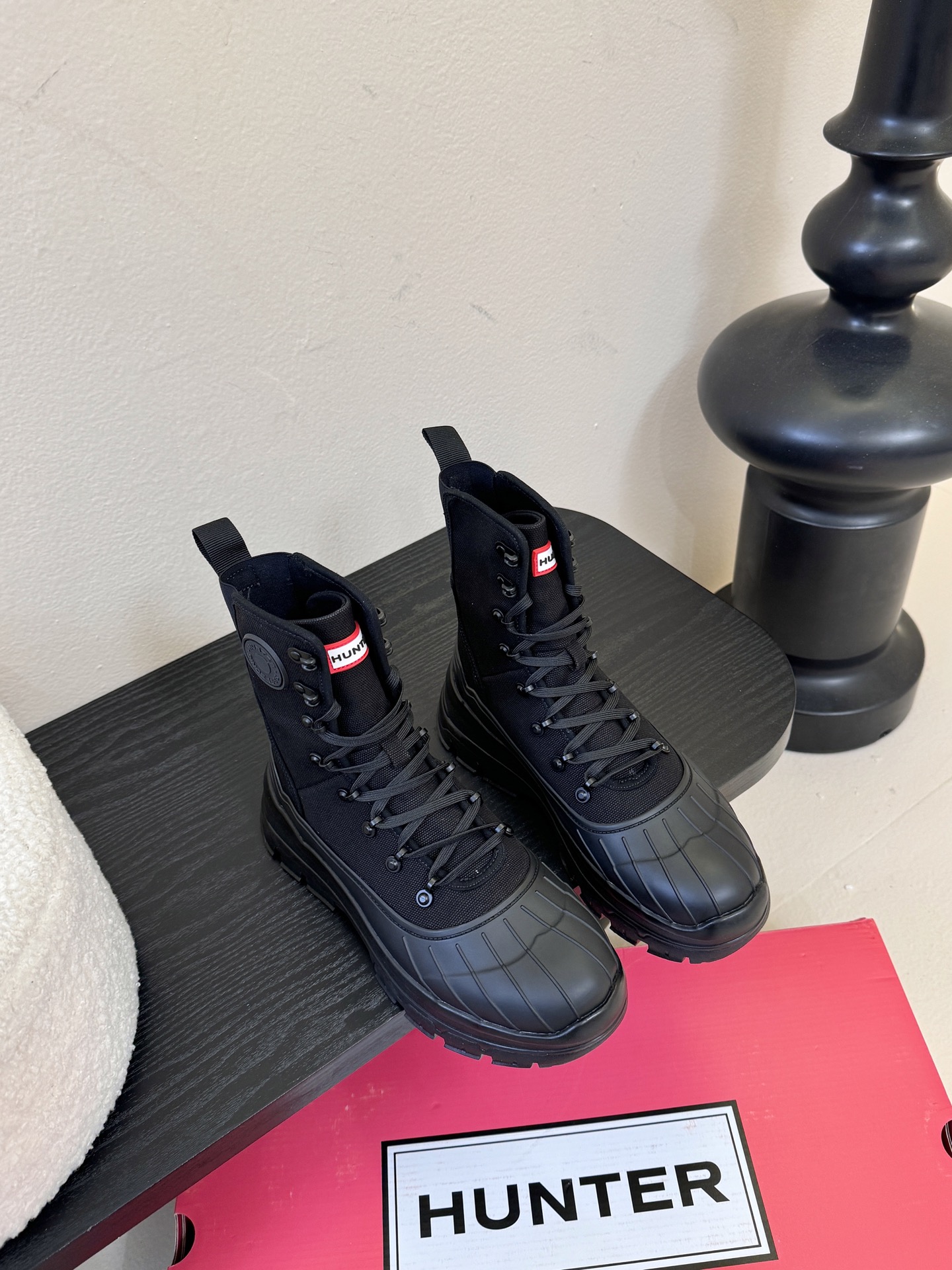 Hunte* 贝壳头户外防滑雨靴鞋头与鞋底采用橡胶材质，鞋面部分经过防水处理，能有效抵御雨雪，适合潮湿、