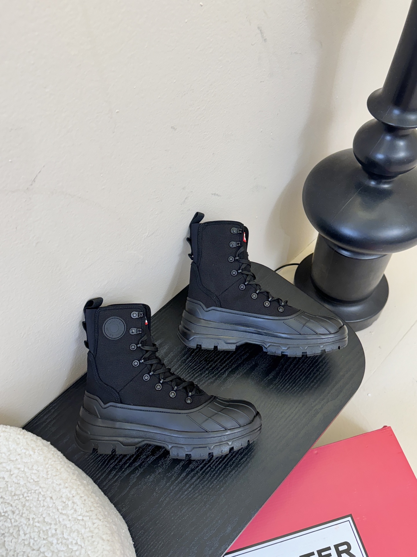 Hunte* 贝壳头户外防滑雨靴鞋头与鞋底采用橡胶材质，鞋面部分经过防水处理，能有效抵御雨雪，适合潮湿、