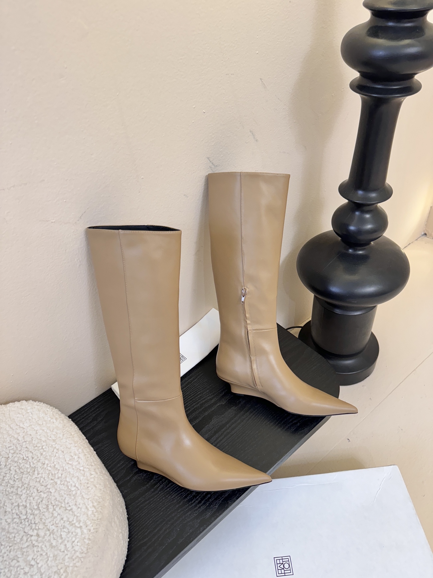 TOTEME25ss早秋新款复古坡跟短靴尖头侧拉链短靴！绝美裸靴！🔥时髦极小尖头搭配坡跟内增高的设计 潇