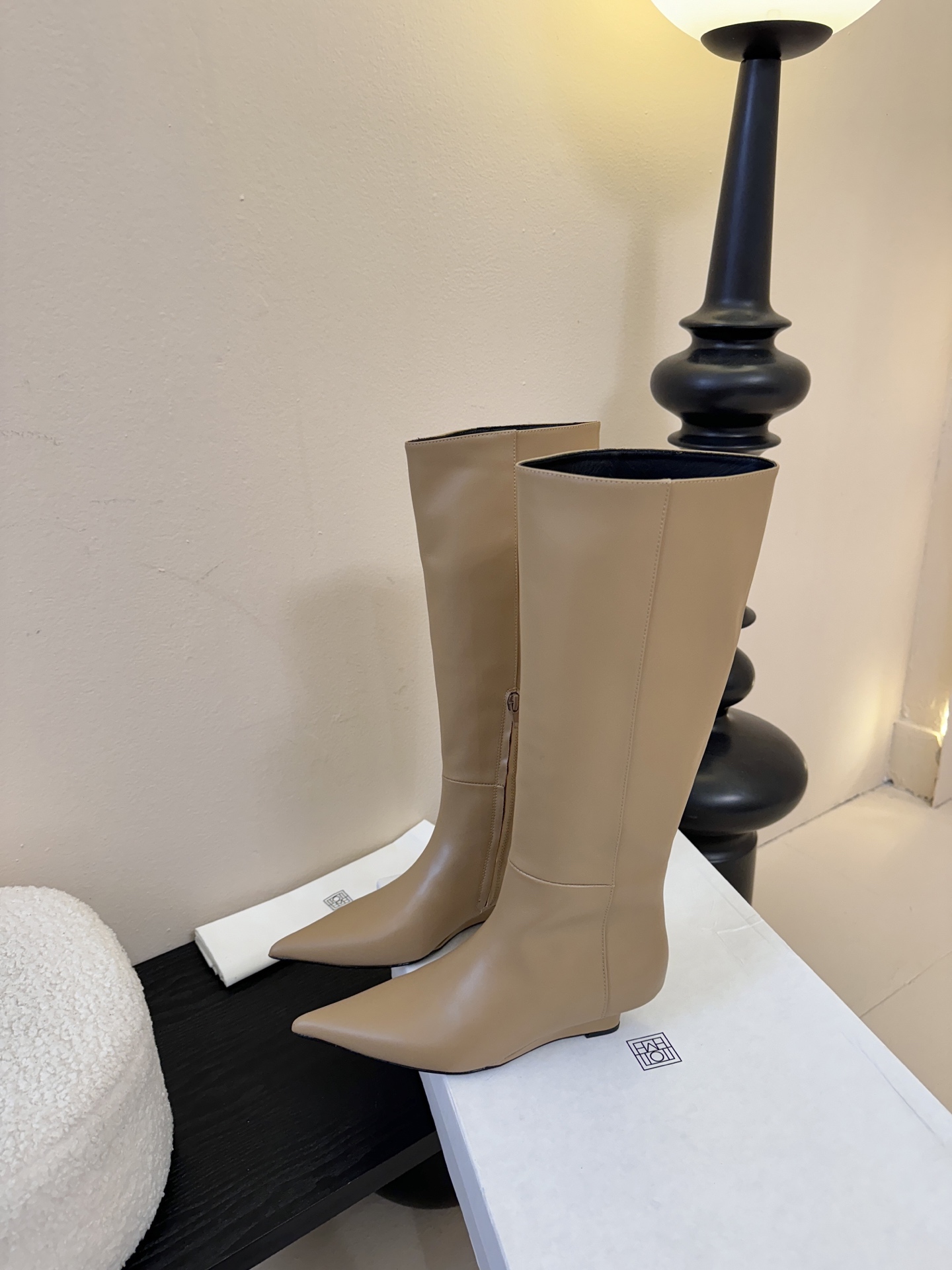 TOTEME25ss早秋新款复古坡跟短靴尖头侧拉链短靴！绝美裸靴！🔥时髦极小尖头搭配坡跟内增高的设计 潇