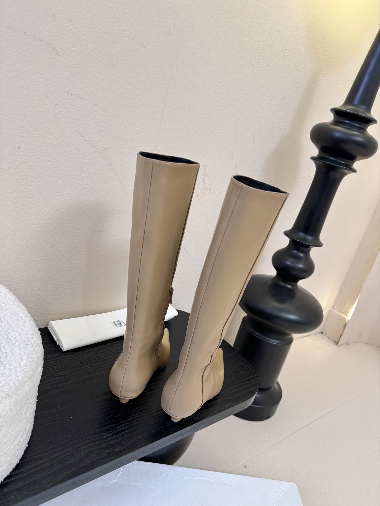 TOTEME25ss早秋新款复古坡跟短靴尖头侧拉链短靴！绝美裸靴！🔥时髦极小尖头搭配坡跟内增高的设计 潇