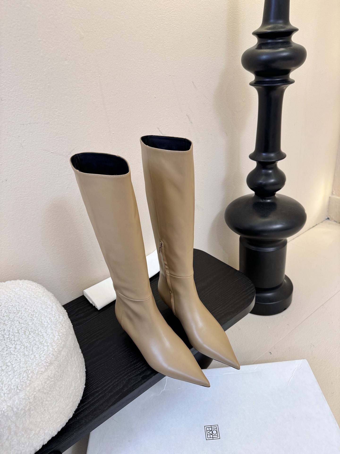 TOTEME25ss早秋新款复古坡跟短靴尖头侧拉链短靴！绝美裸靴！🔥时髦极小尖头搭配坡跟内增高的设计 潇