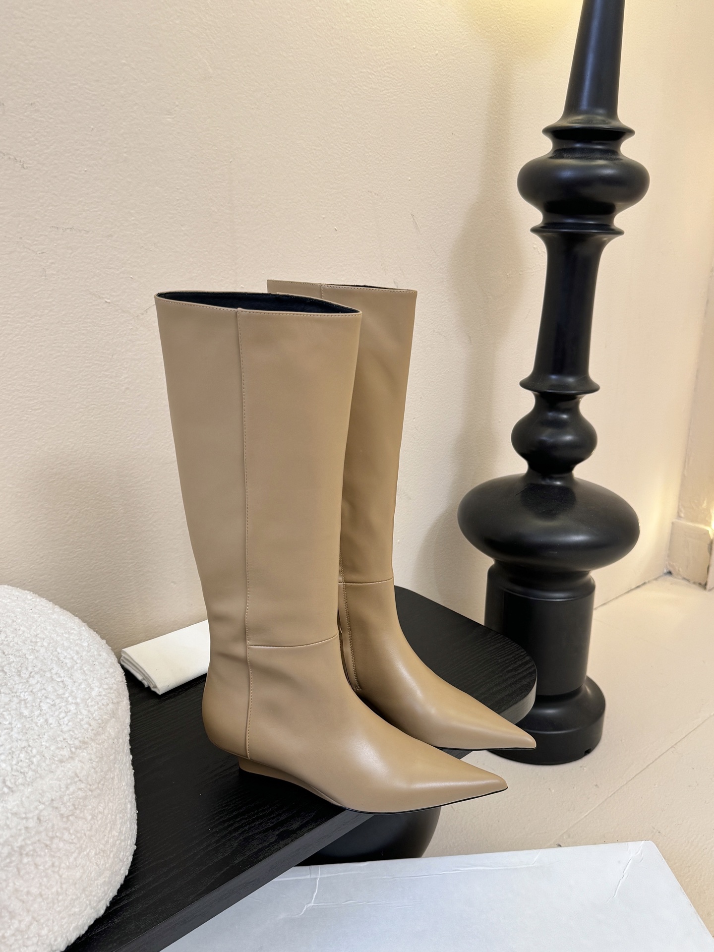 TOTEME25ss早秋新款复古坡跟短靴尖头侧拉链短靴！绝美裸靴！🔥时髦极小尖头搭配坡跟内增高的设计 潇