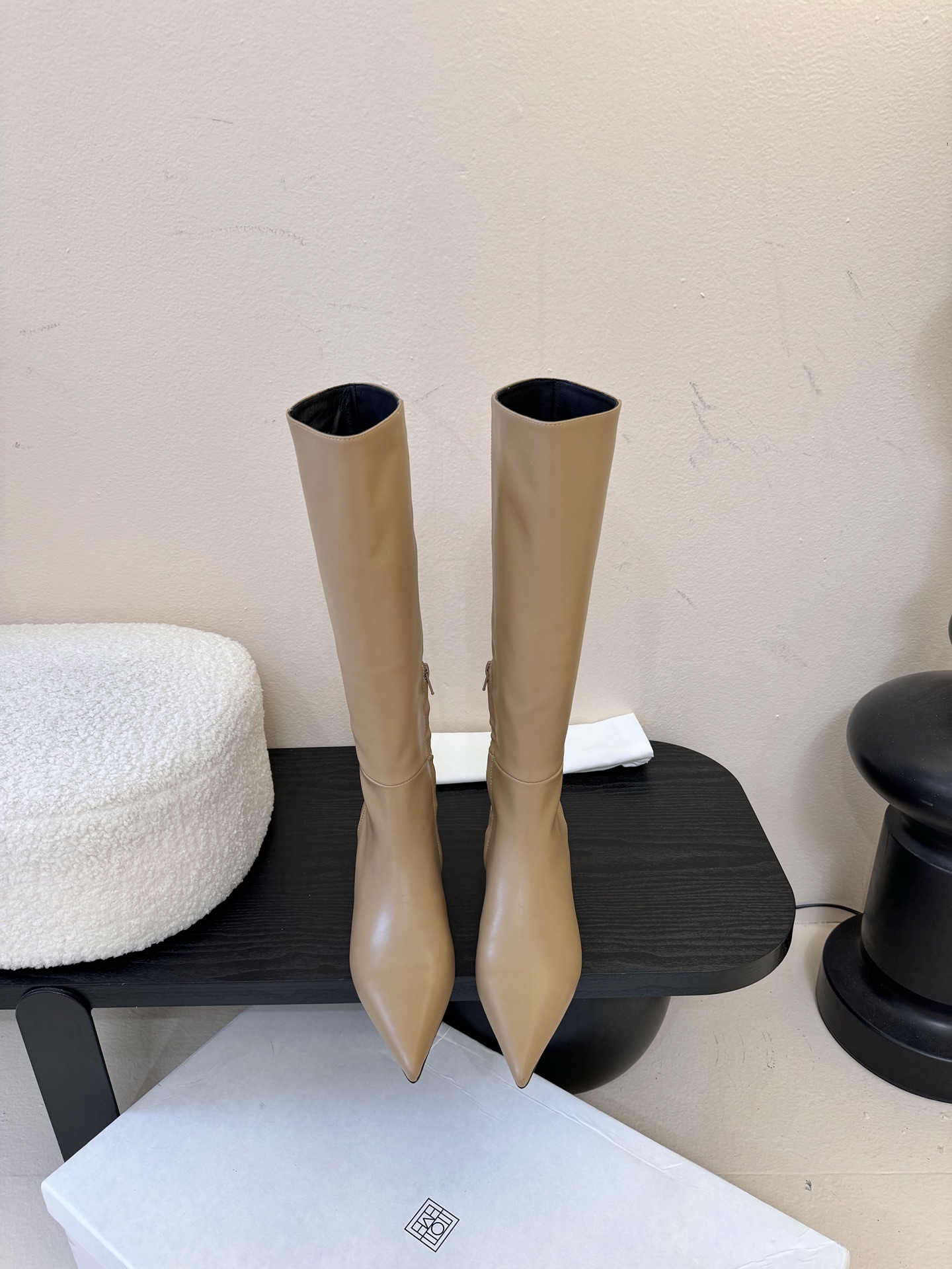 TOTEME25ss早秋新款复古坡跟短靴尖头侧拉链短靴！绝美裸靴！🔥时髦极小尖头搭配坡跟内增高的设计 潇