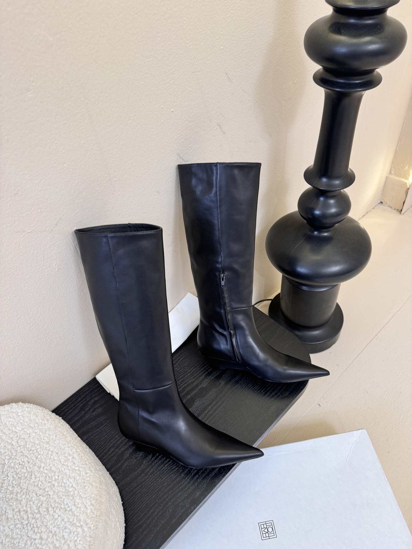 TOTEME25ss早秋新款复古坡跟短靴尖头侧拉链短靴！绝美裸靴！🔥时髦极小尖头搭配坡跟内增高的设计 潇