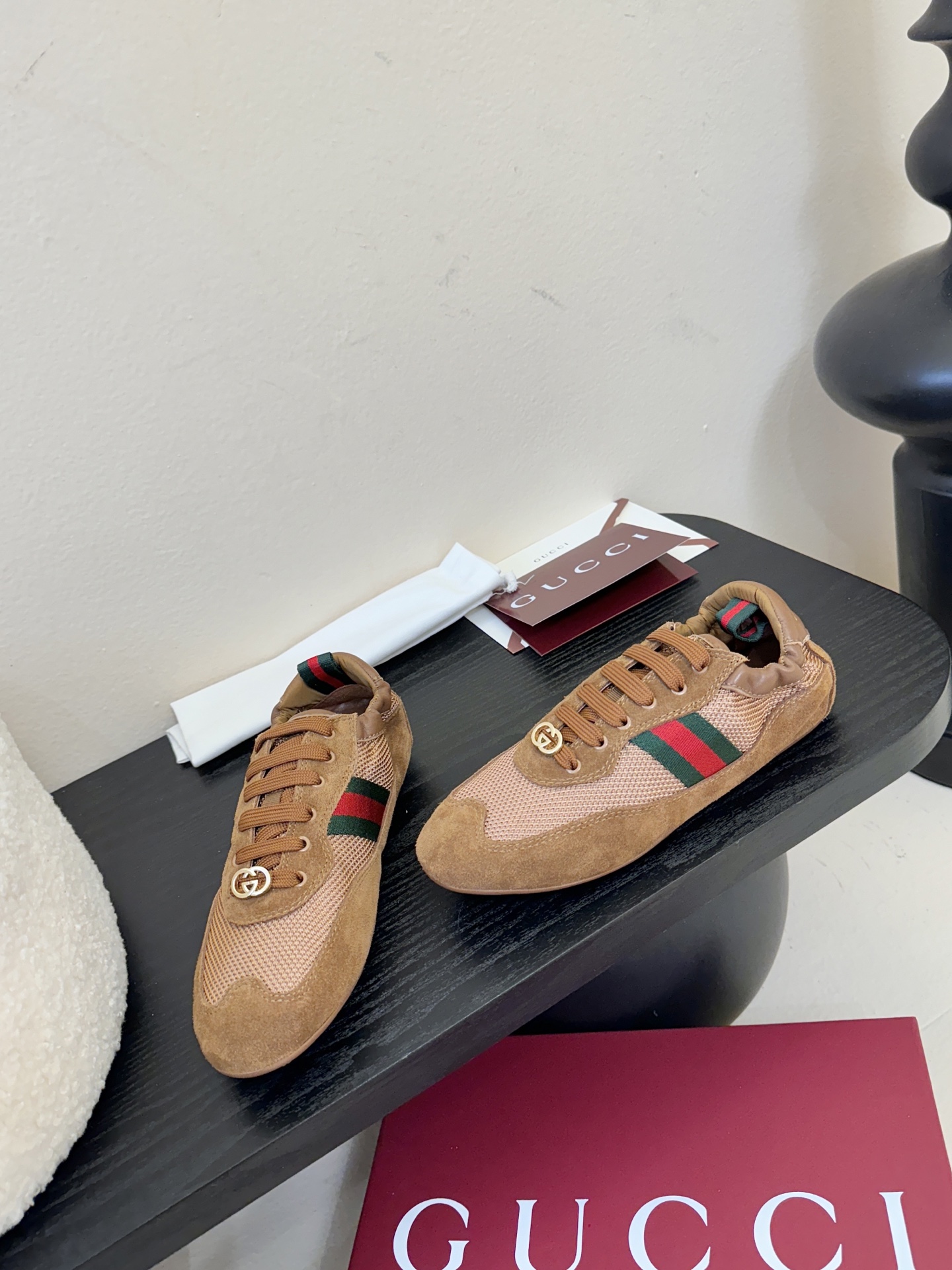 GUCC* 25ss复古运动鞋系列鞋身融合网眼布+麂皮材质，轻盈透气且质感高级；侧边标志性的红绿织带与鞋