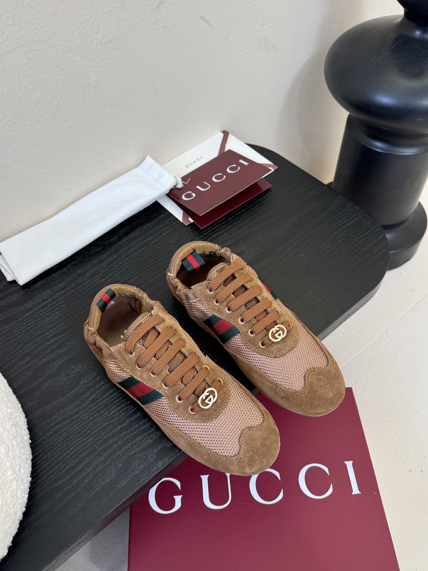 GUCC* 25ss复古运动鞋系列鞋身融合网眼布+麂皮材质，轻盈透气且质感高级；侧边标志性的红绿织带与鞋