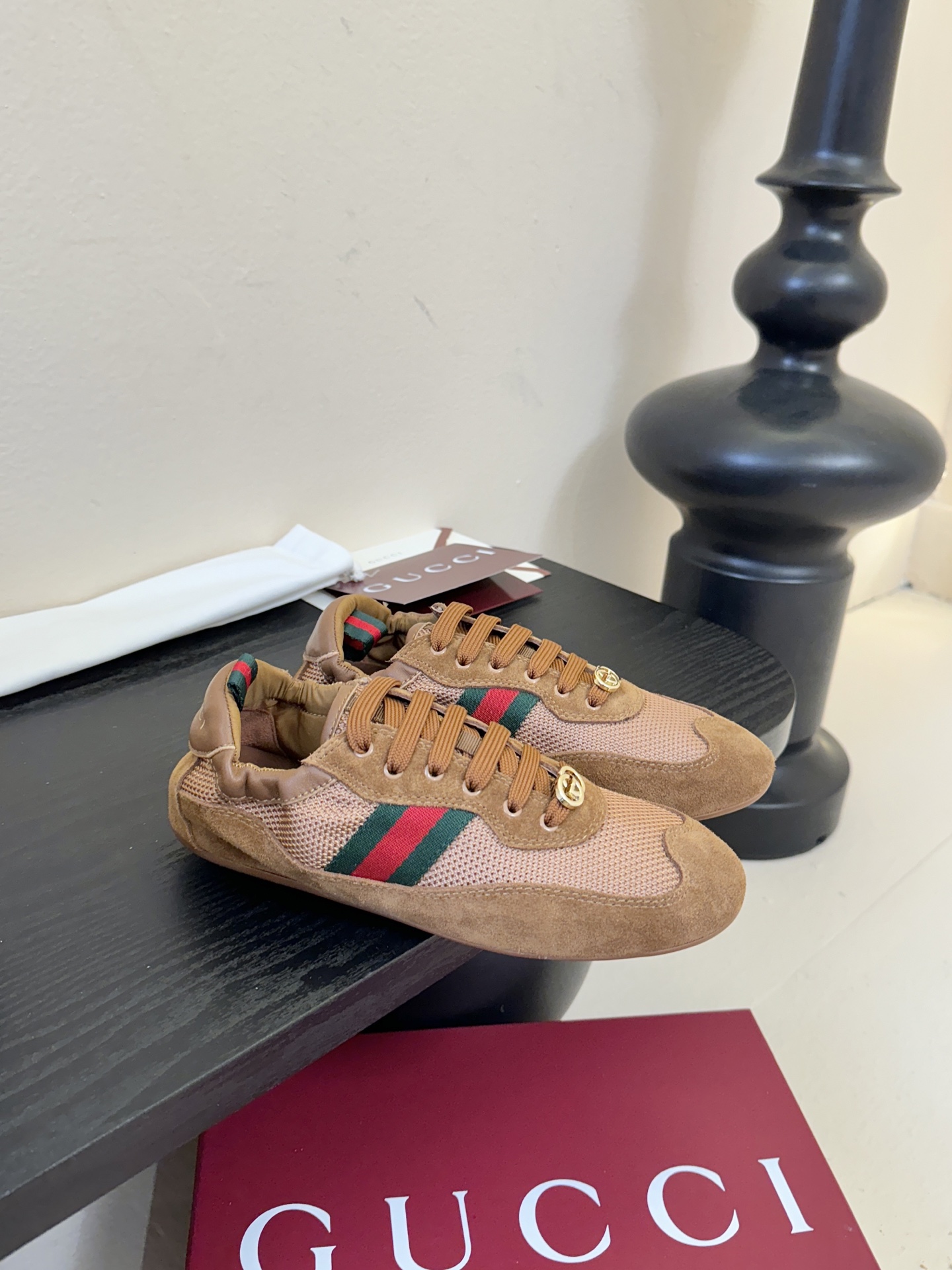 GUCC* 25ss复古运动鞋系列鞋身融合网眼布+麂皮材质，轻盈透气且质感高级；侧边标志性的红绿织带与鞋
