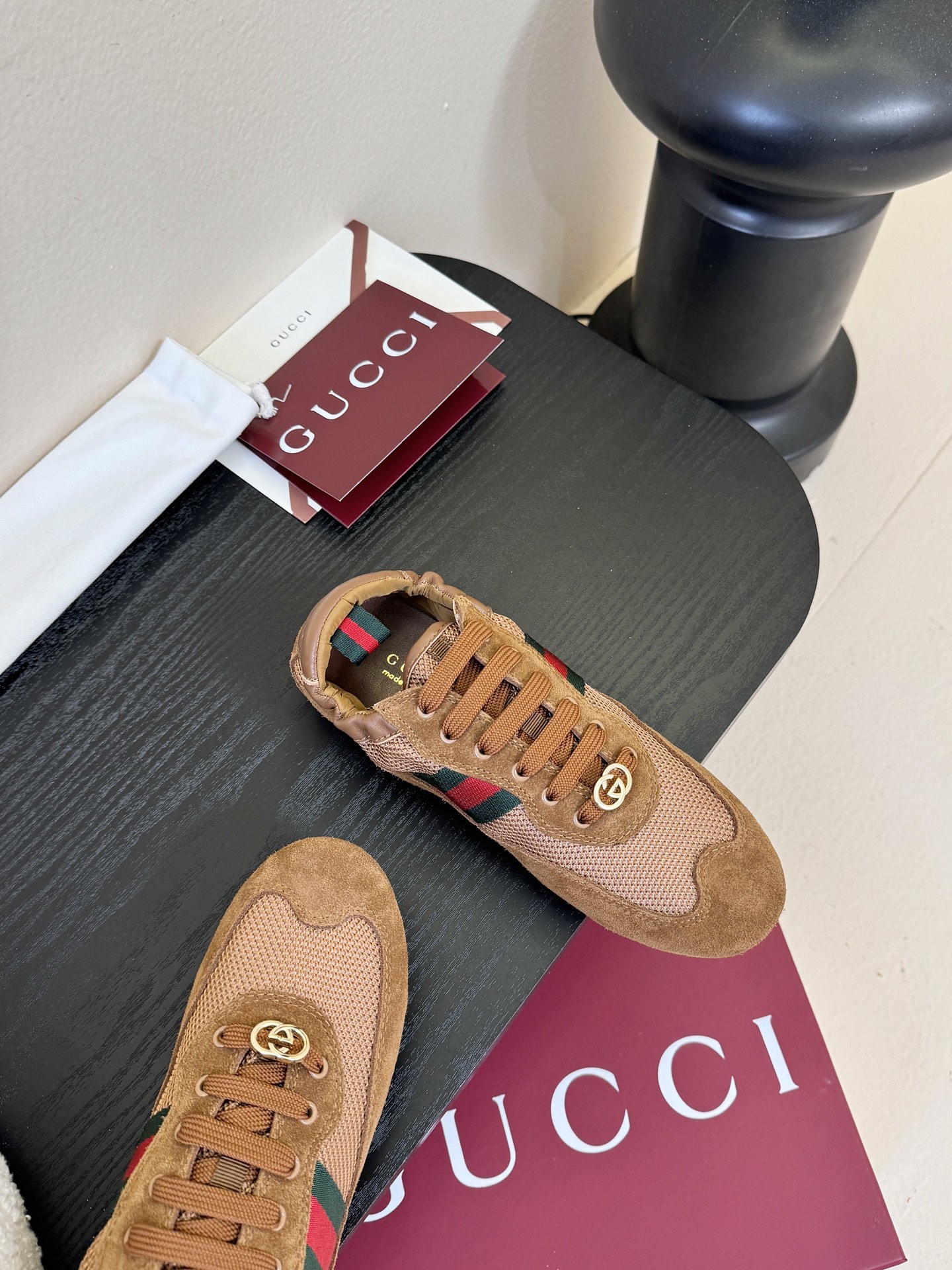 GUCC* 25ss复古运动鞋系列鞋身融合网眼布+麂皮材质，轻盈透气且质感高级；侧边标志性的红绿织带与鞋