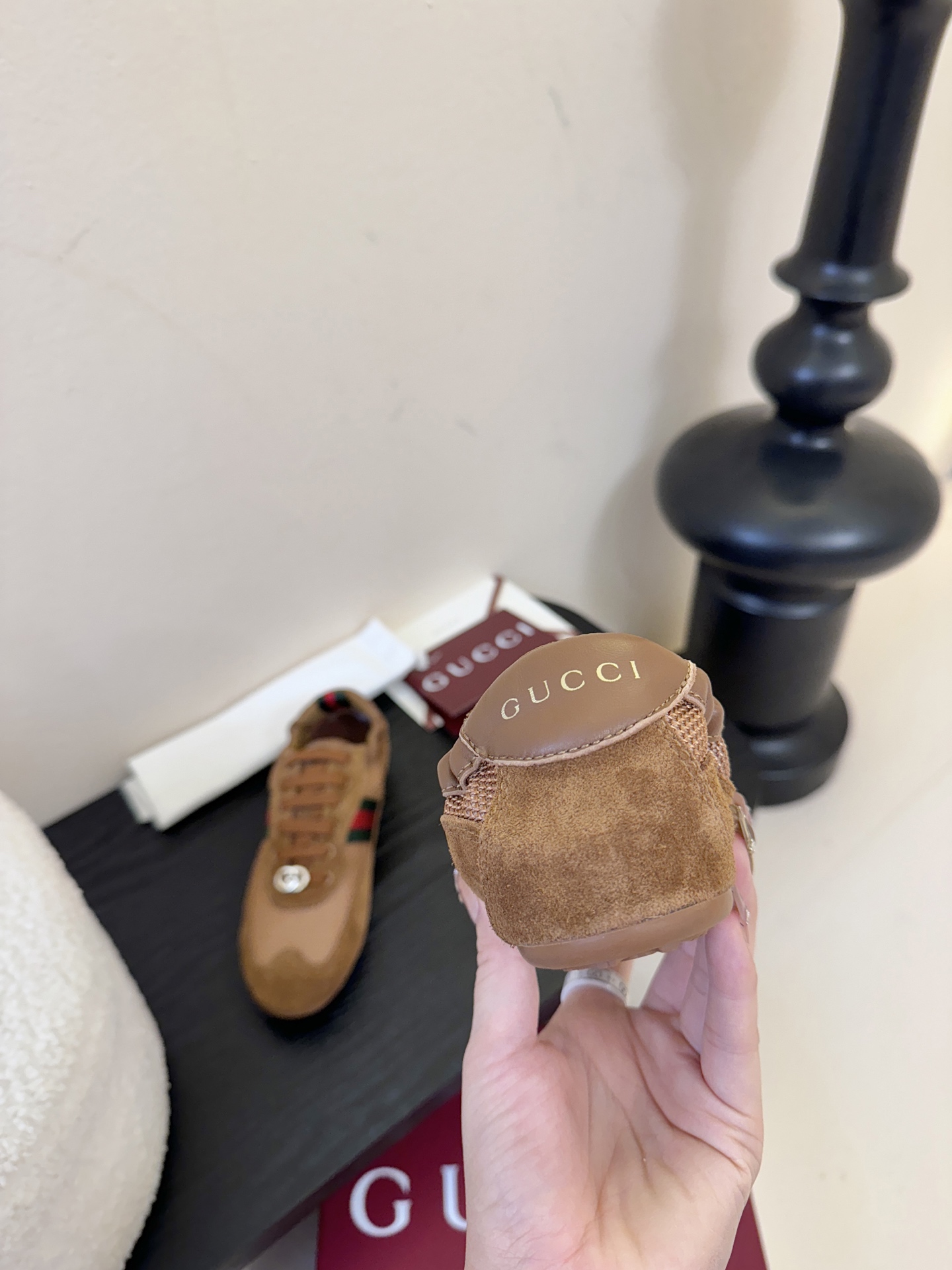 GUCC* 25ss复古运动鞋系列鞋身融合网眼布+麂皮材质，轻盈透气且质感高级；侧边标志性的红绿织带与鞋