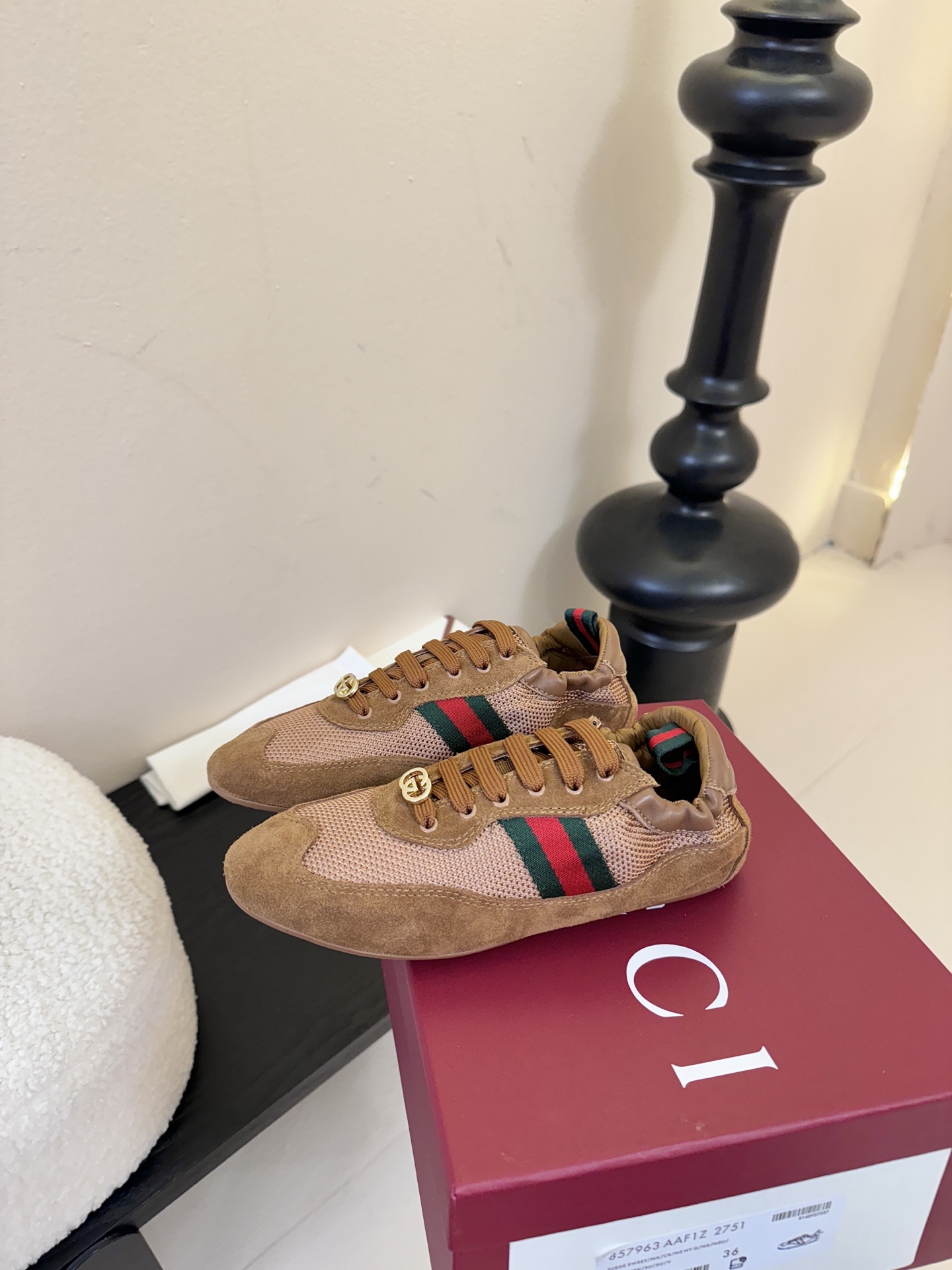 GUCC* 25ss复古运动鞋系列鞋身融合网眼布+麂皮材质，轻盈透气且质感高级；侧边标志性的红绿织带与鞋