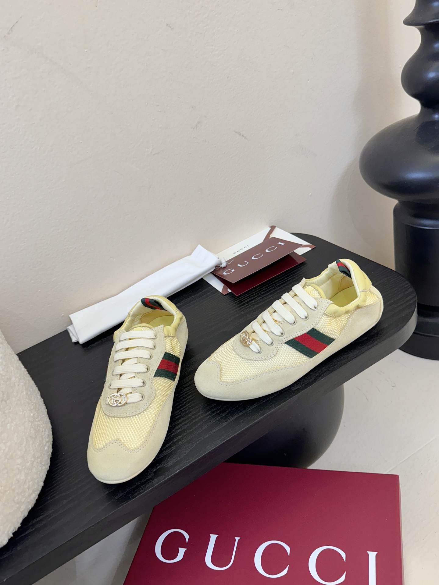 GUCC* 25ss复古运动鞋系列鞋身融合网眼布+麂皮材质，轻盈透气且质感高级；侧边标志性的红绿织带与鞋