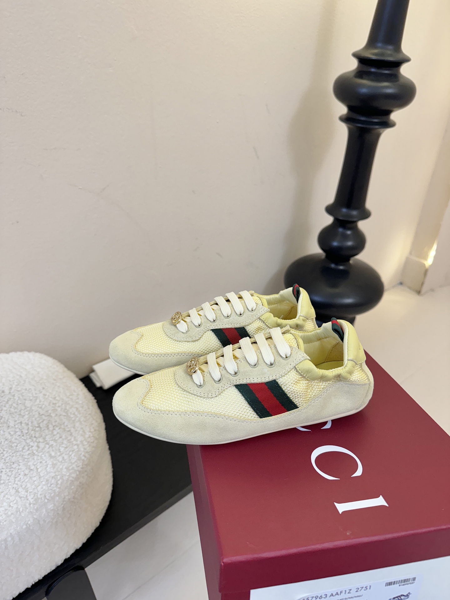 GUCC* 25ss复古运动鞋系列鞋身融合网眼布+麂皮材质，轻盈透气且质感高级；侧边标志性的红绿织带与鞋