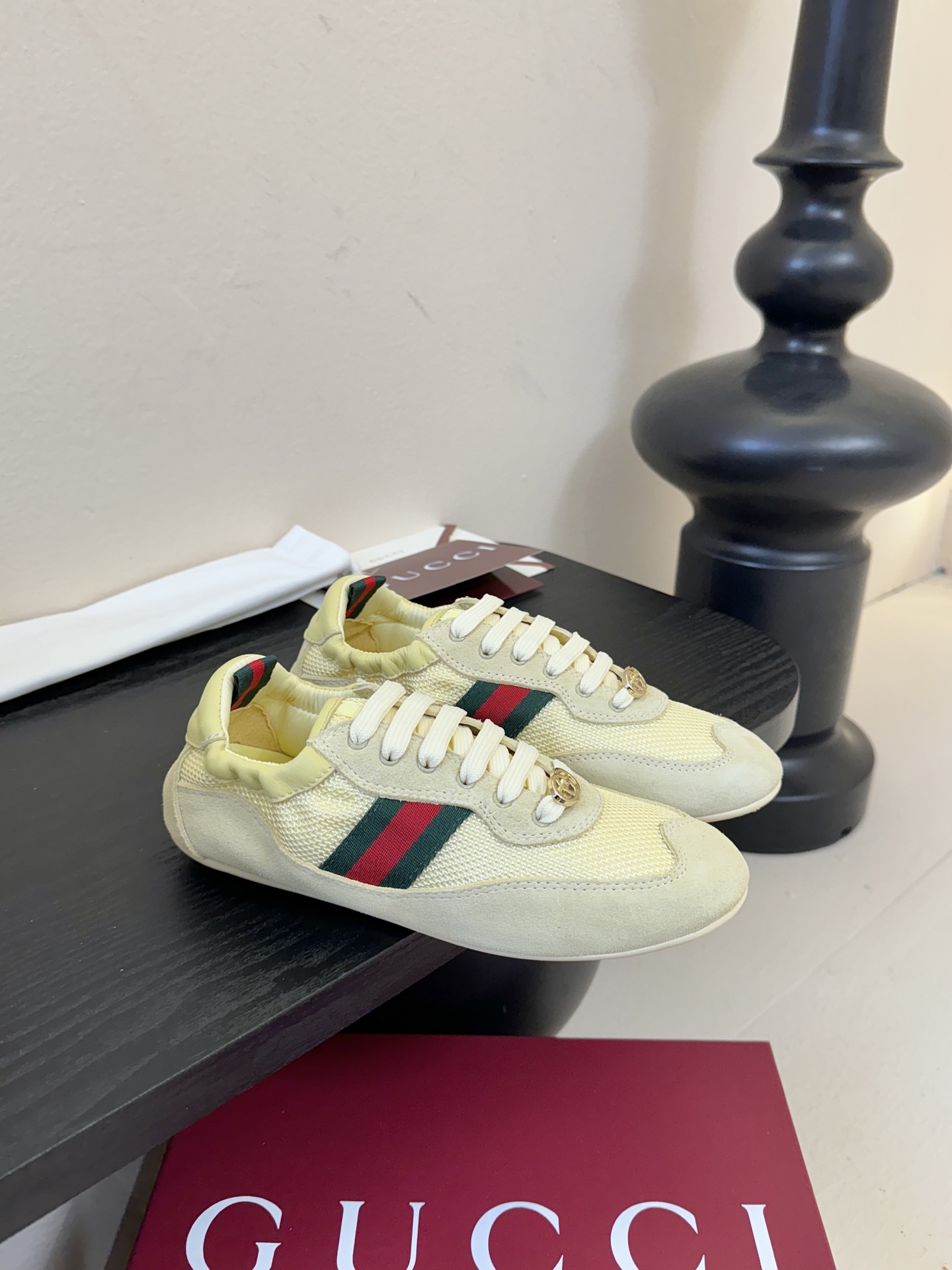 GUCC* 25ss复古运动鞋系列鞋身融合网眼布+麂皮材质，轻盈透气且质感高级；侧边标志性的红绿织带与鞋