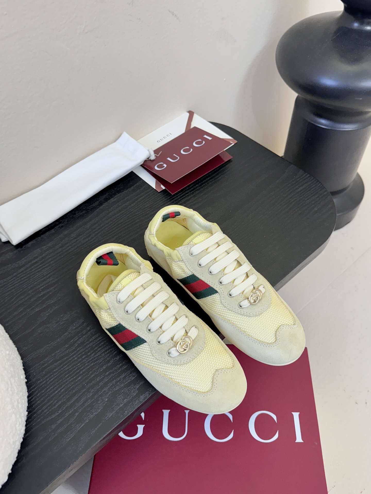 GUCC* 25ss复古运动鞋系列鞋身融合网眼布+麂皮材质，轻盈透气且质感高级；侧边标志性的红绿织带与鞋