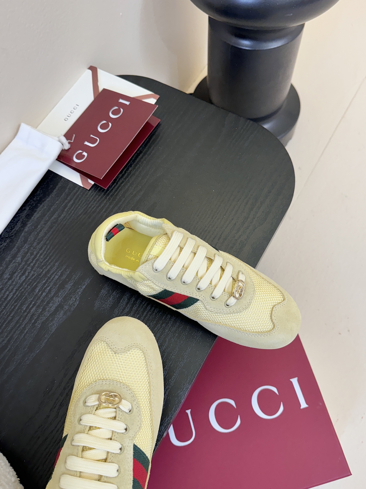 GUCC* 25ss复古运动鞋系列鞋身融合网眼布+麂皮材质，轻盈透气且质感高级；侧边标志性的红绿织带与鞋