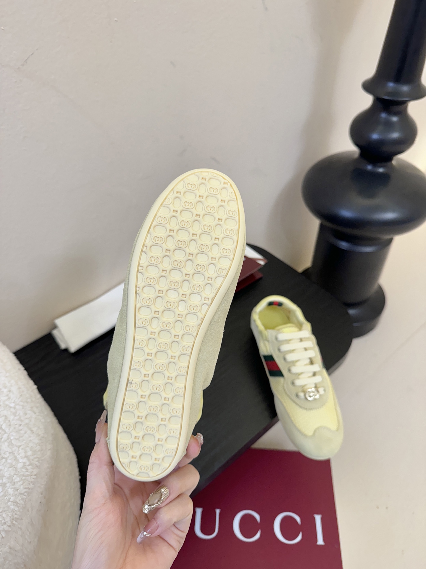 GUCC* 25ss复古运动鞋系列鞋身融合网眼布+麂皮材质，轻盈透气且质感高级；侧边标志性的红绿织带与鞋