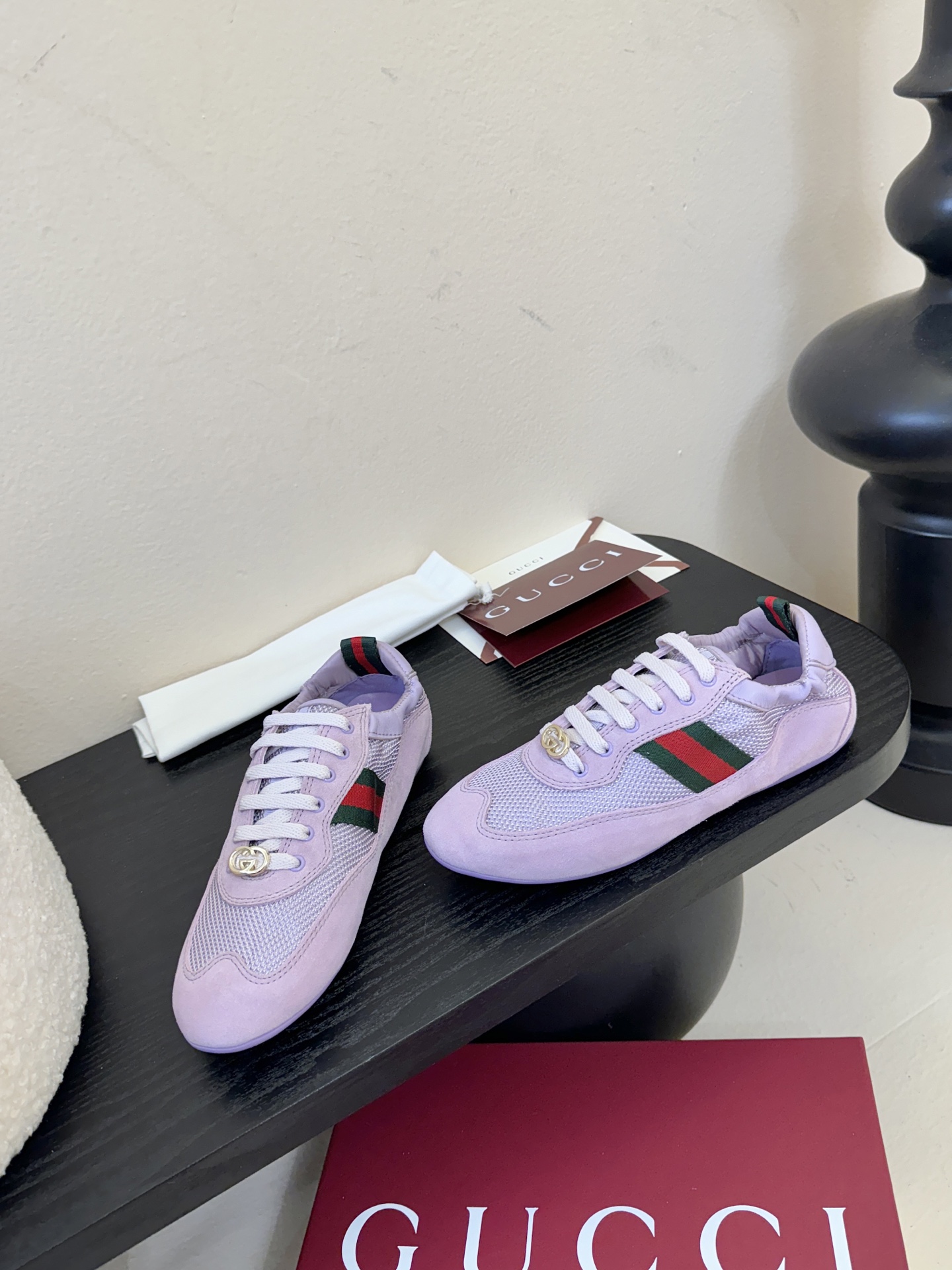 GUCC* 25ss复古运动鞋系列鞋身融合网眼布+麂皮材质，轻盈透气且质感高级；侧边标志性的红绿织带与鞋