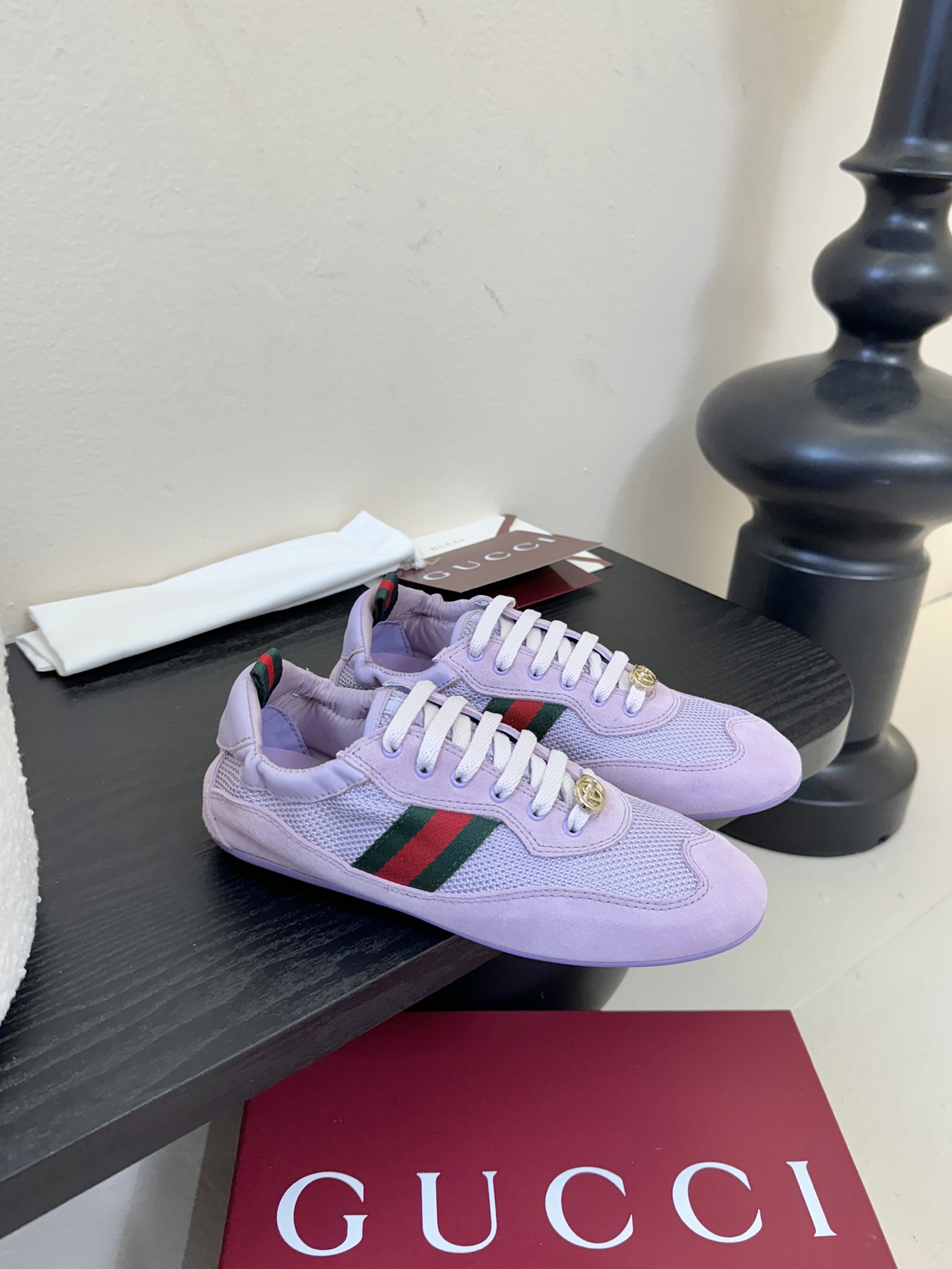 GUCC* 25ss复古运动鞋系列鞋身融合网眼布+麂皮材质，轻盈透气且质感高级；侧边标志性的红绿织带与鞋
