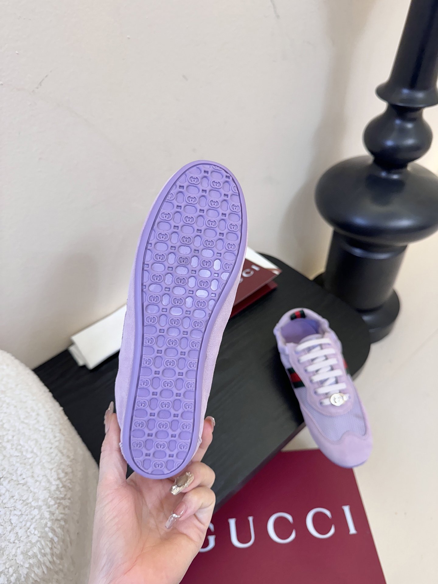 GUCC* 25ss复古运动鞋系列鞋身融合网眼布+麂皮材质，轻盈透气且质感高级；侧边标志性的红绿织带与鞋