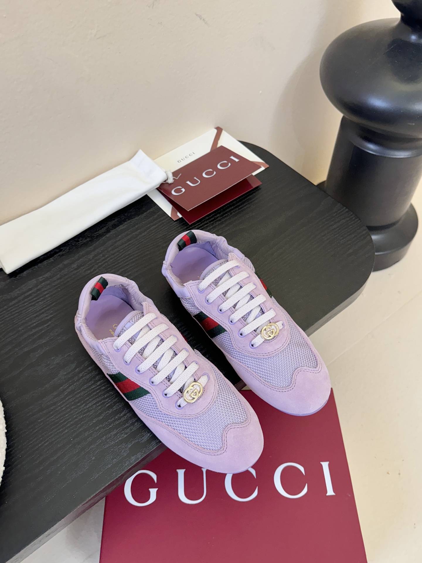 GUCC* 25ss复古运动鞋系列鞋身融合网眼布+麂皮材质，轻盈透气且质感高级；侧边标志性的红绿织带与鞋