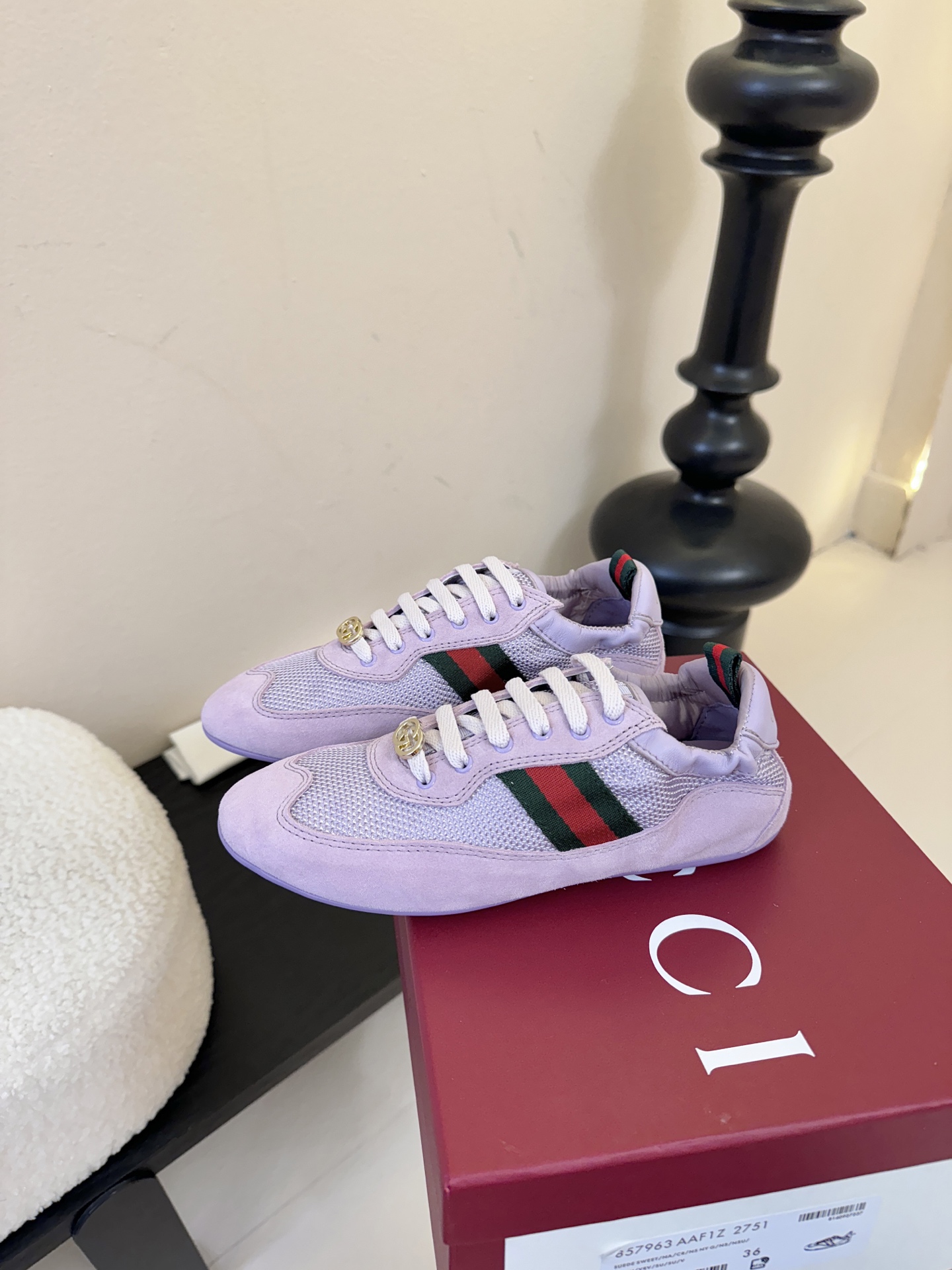 GUCC* 25ss复古运动鞋系列鞋身融合网眼布+麂皮材质，轻盈透气且质感高级；侧边标志性的红绿织带与鞋