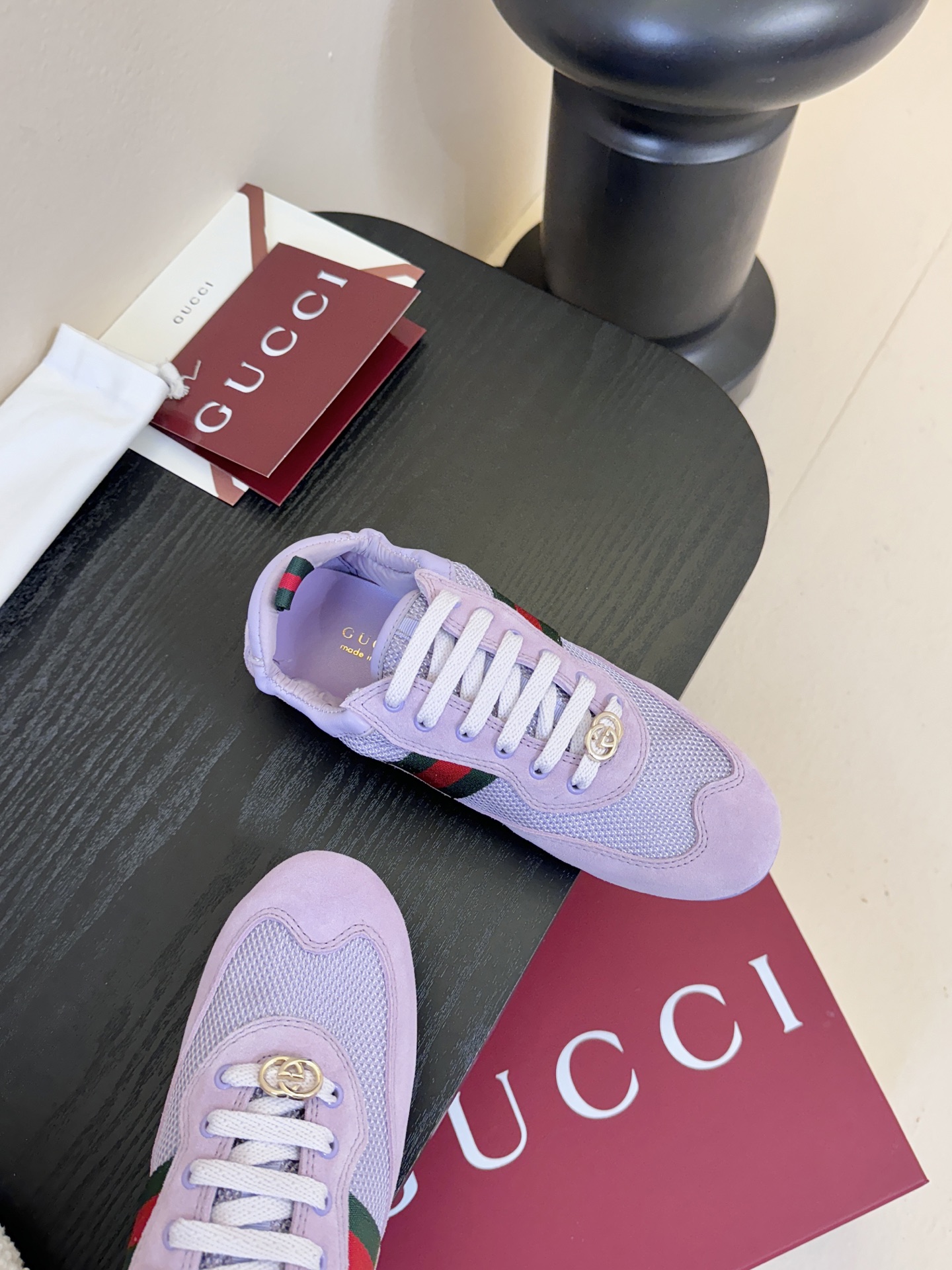 GUCC* 25ss复古运动鞋系列鞋身融合网眼布+麂皮材质，轻盈透气且质感高级；侧边标志性的红绿织带与鞋