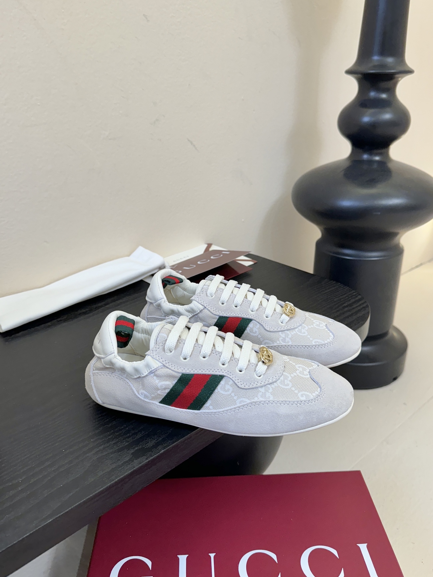 GUCC* 25ss复古运动鞋系列鞋身融合网眼布+麂皮材质，轻盈透气且质感高级；侧边标志性的红绿织带与鞋